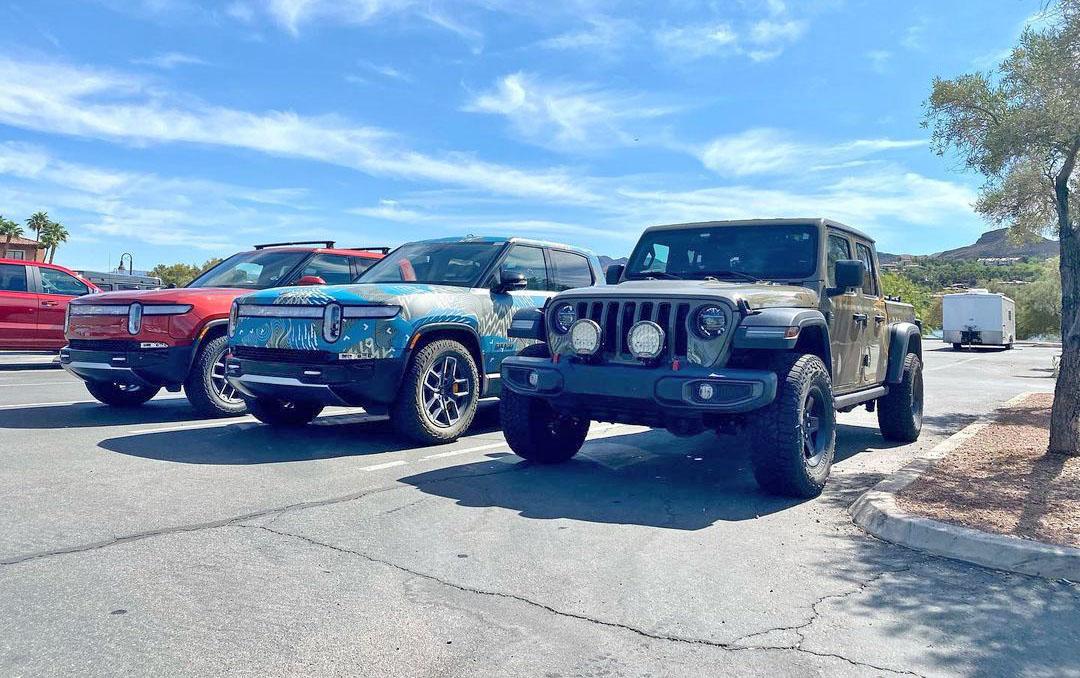 Rivian R1T R1S R1T vs Jeep Gladiator side-by-side look R1T vs Jeep Gladiator side-by-side look