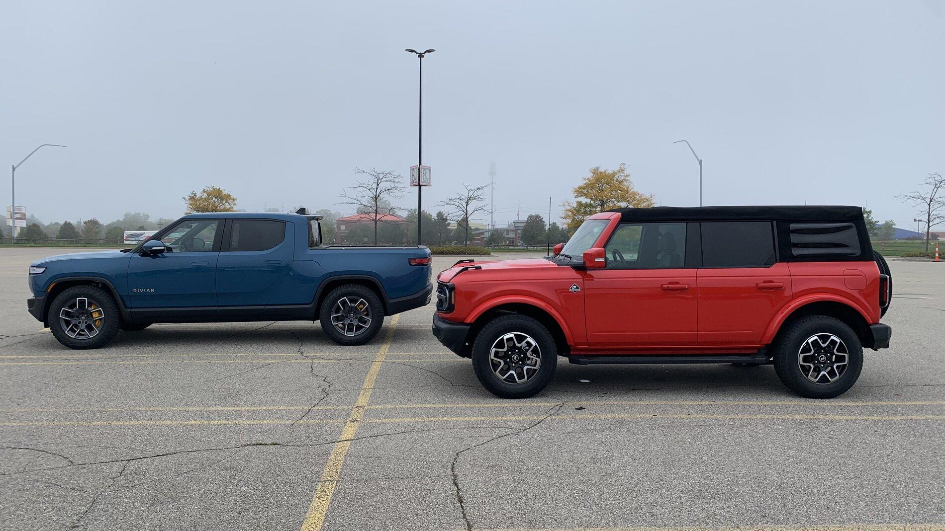 Rivian R1T R1S R1T vs Bronco Pics BD8DBBEE-9C3B-4C53-99F9-33D4E40C4541