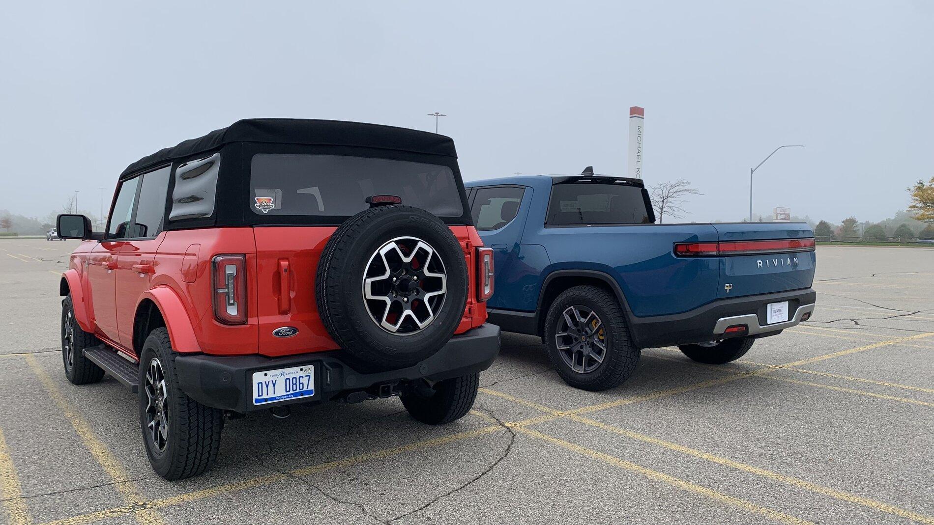 Rivian R1T R1S R1T vs Bronco Pics 69F5CBB8-01F0-4EBD-8D67-2E42F8917D3F