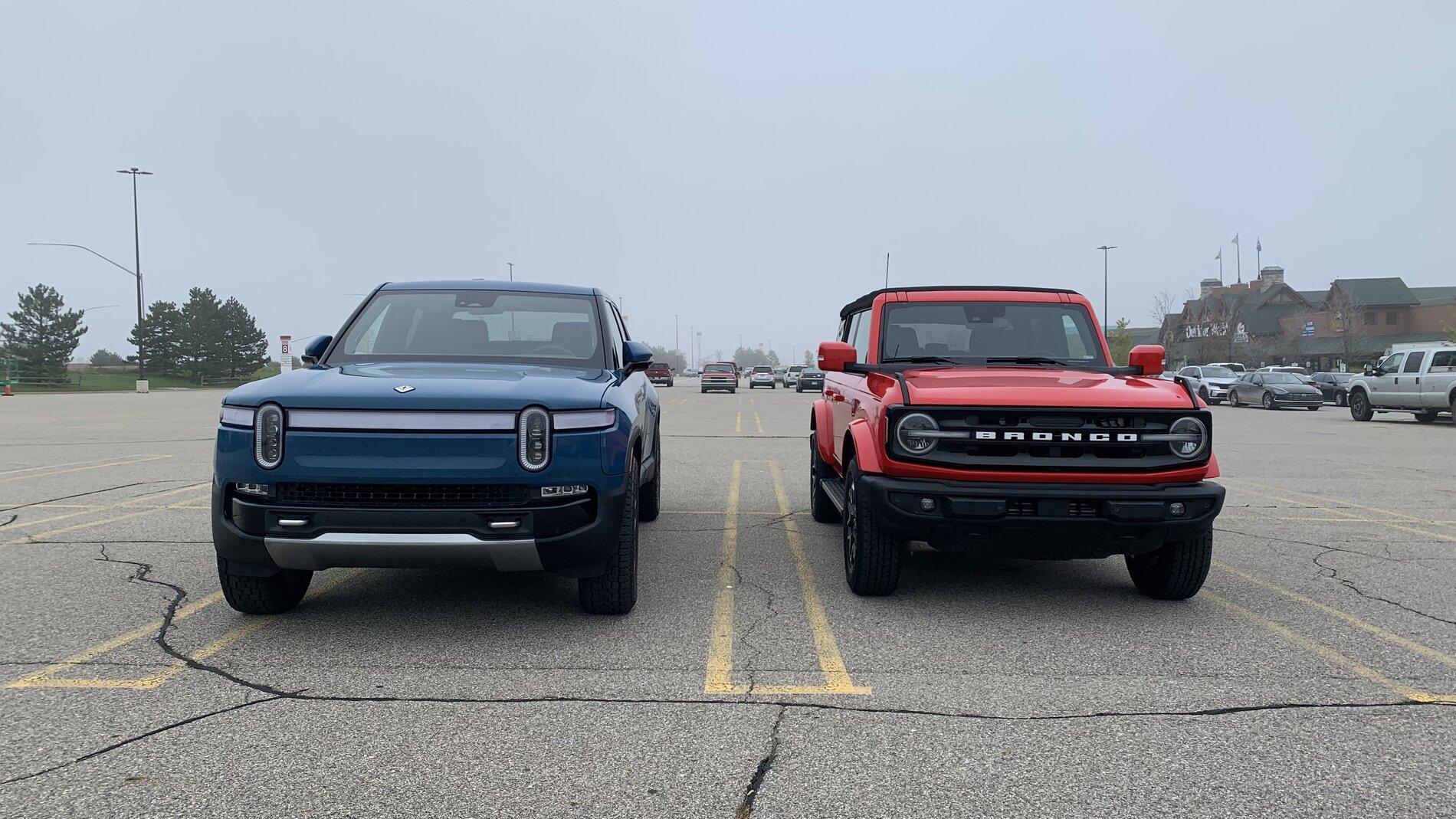 Rivian R1T R1S R1T vs Bronco Pics DF54DC8A-44D5-486D-81FC-93BD9E273AAB