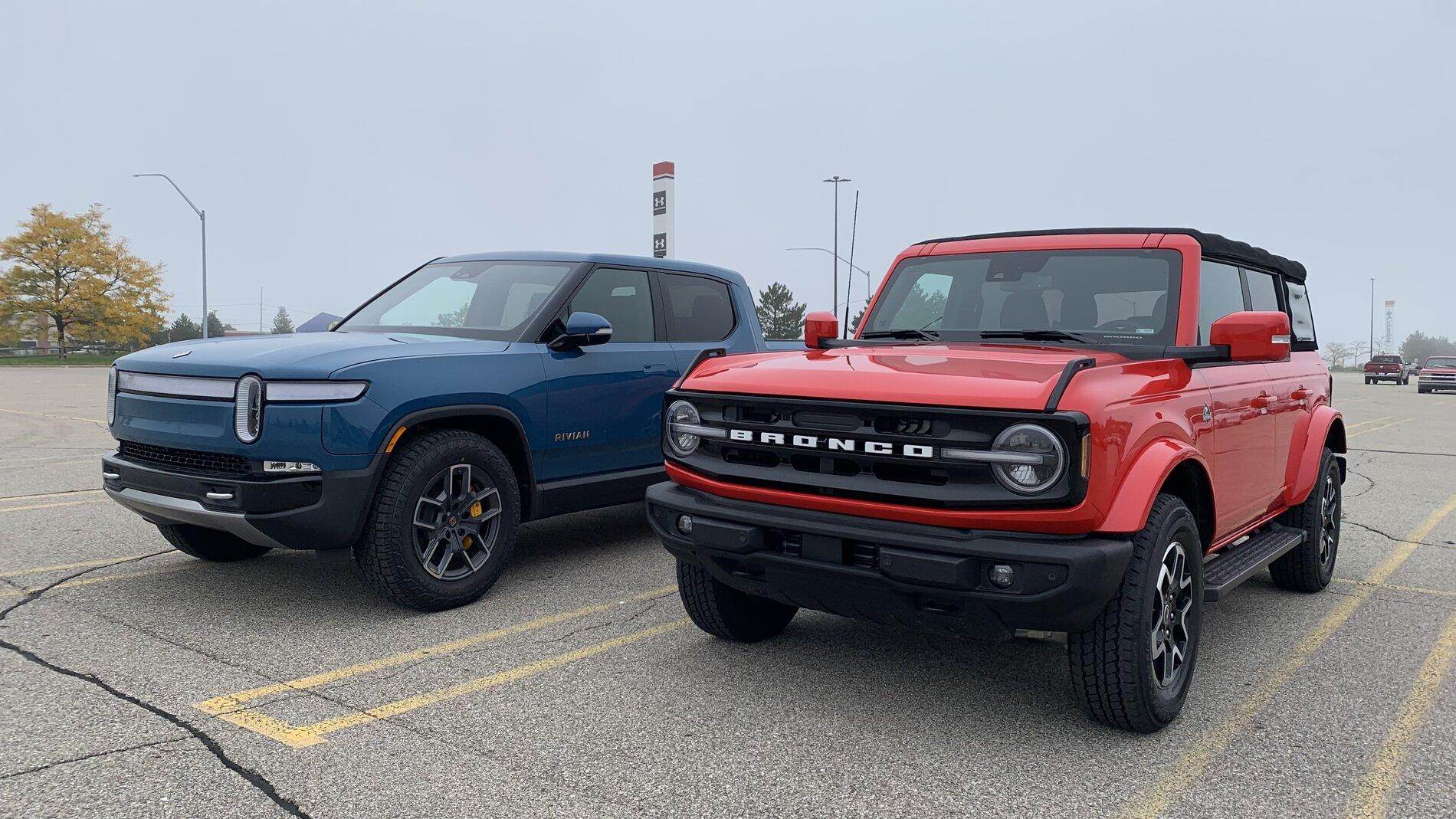 Rivian R1T R1S R1T vs Bronco Pics 27954901-B04E-4231-AB26-82E49F60B9E3