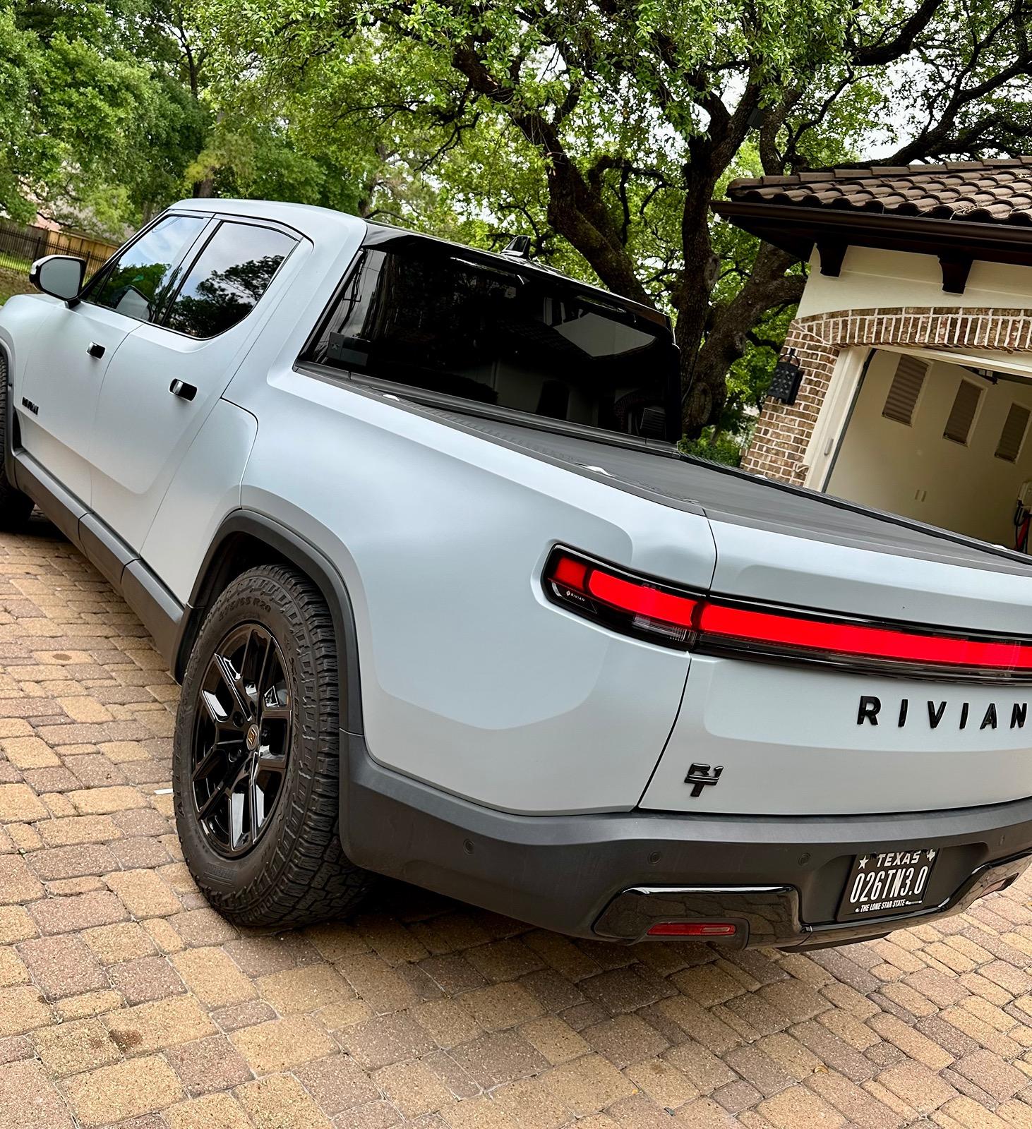 Rivian R1T R1S LIMESTONE R1T Photos IMG_3240