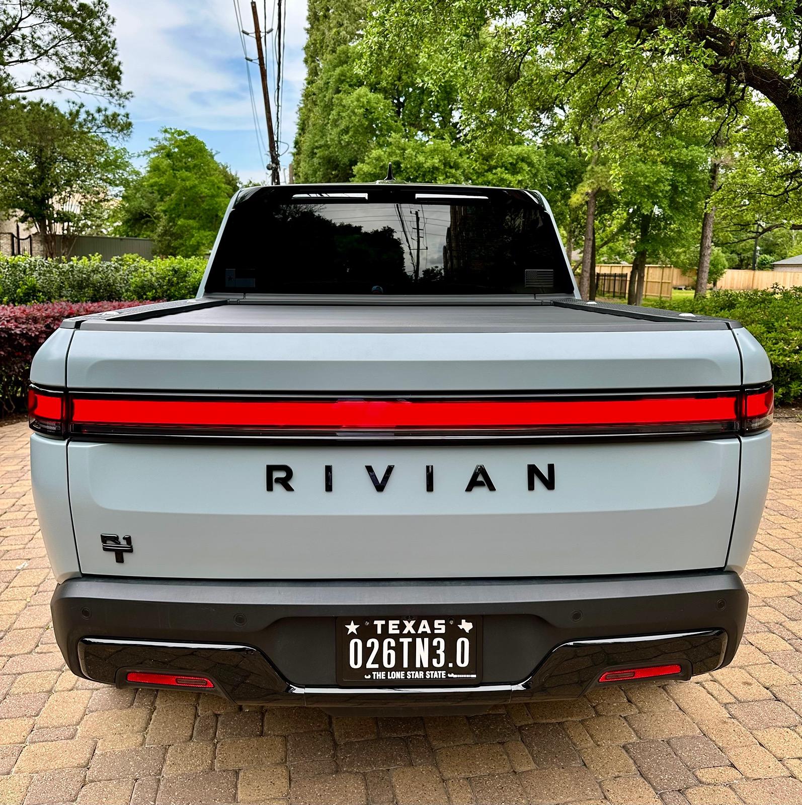 Rivian R1T R1S LIMESTONE R1T Photos IMG_3237