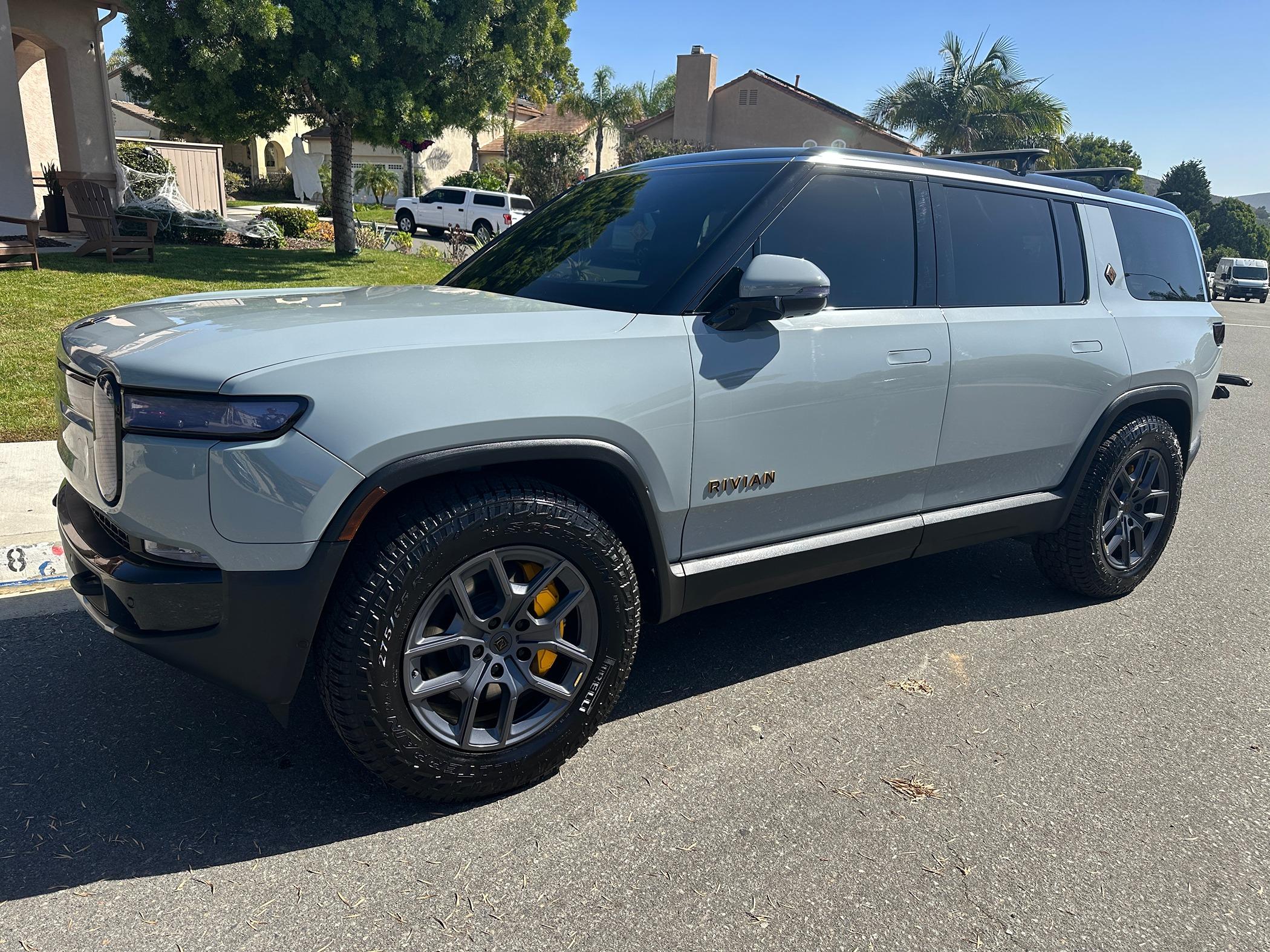 Rivian R1T R1S ? LIMESTONE R1S  Photos IMG_5835