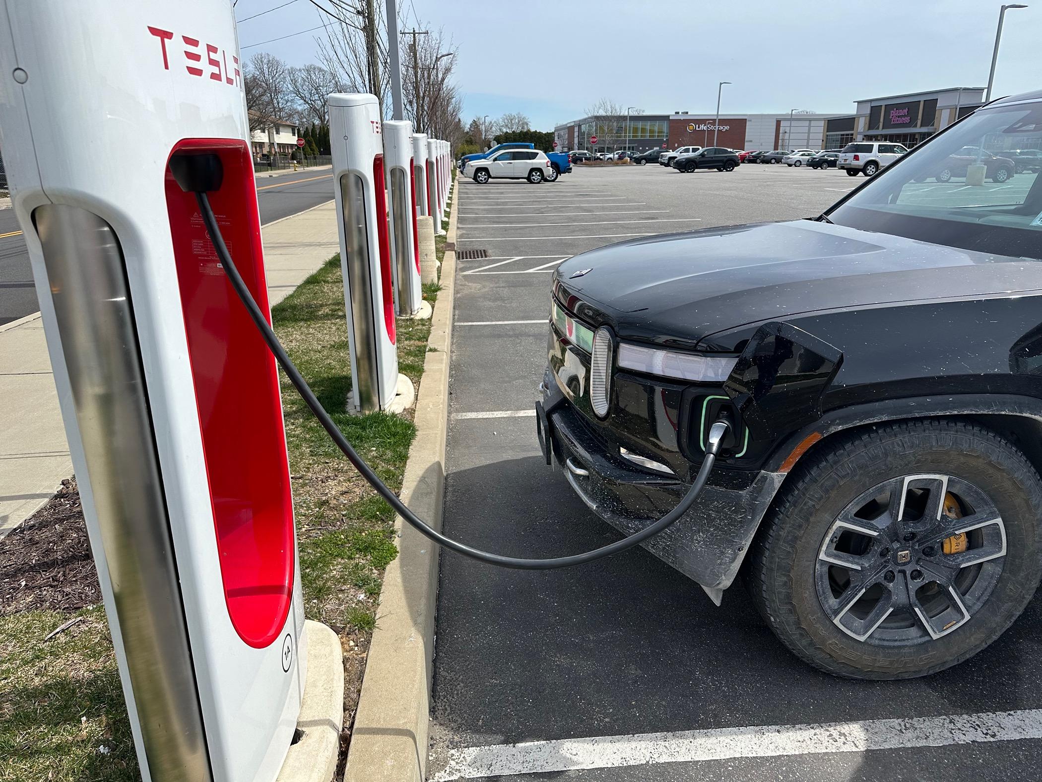 Rivian R1T R1S NACS subscription vs Plug & Charge AD561E86-9956-48E8-97A5-0FEAB39F3660