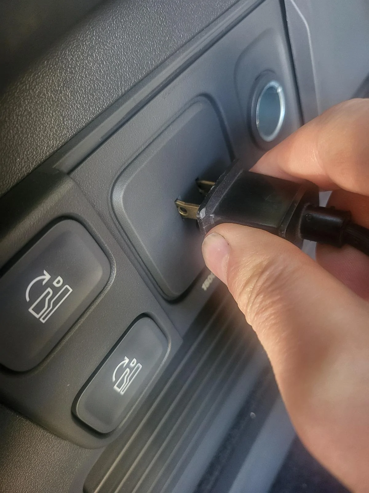 Rivian R1T R1S Inverter is non polarized. Can't insert stuff 20240410_083551