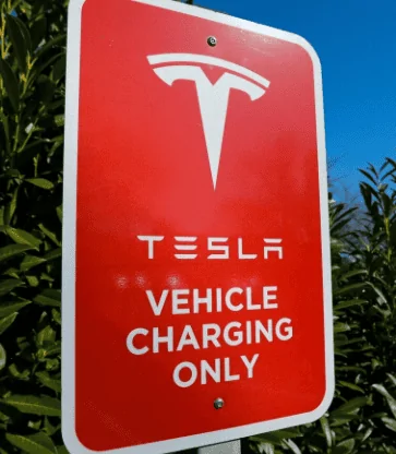 Rivian R1T R1S Tesla Driver calls Cop on Rivian Driver 1712956762445-zj