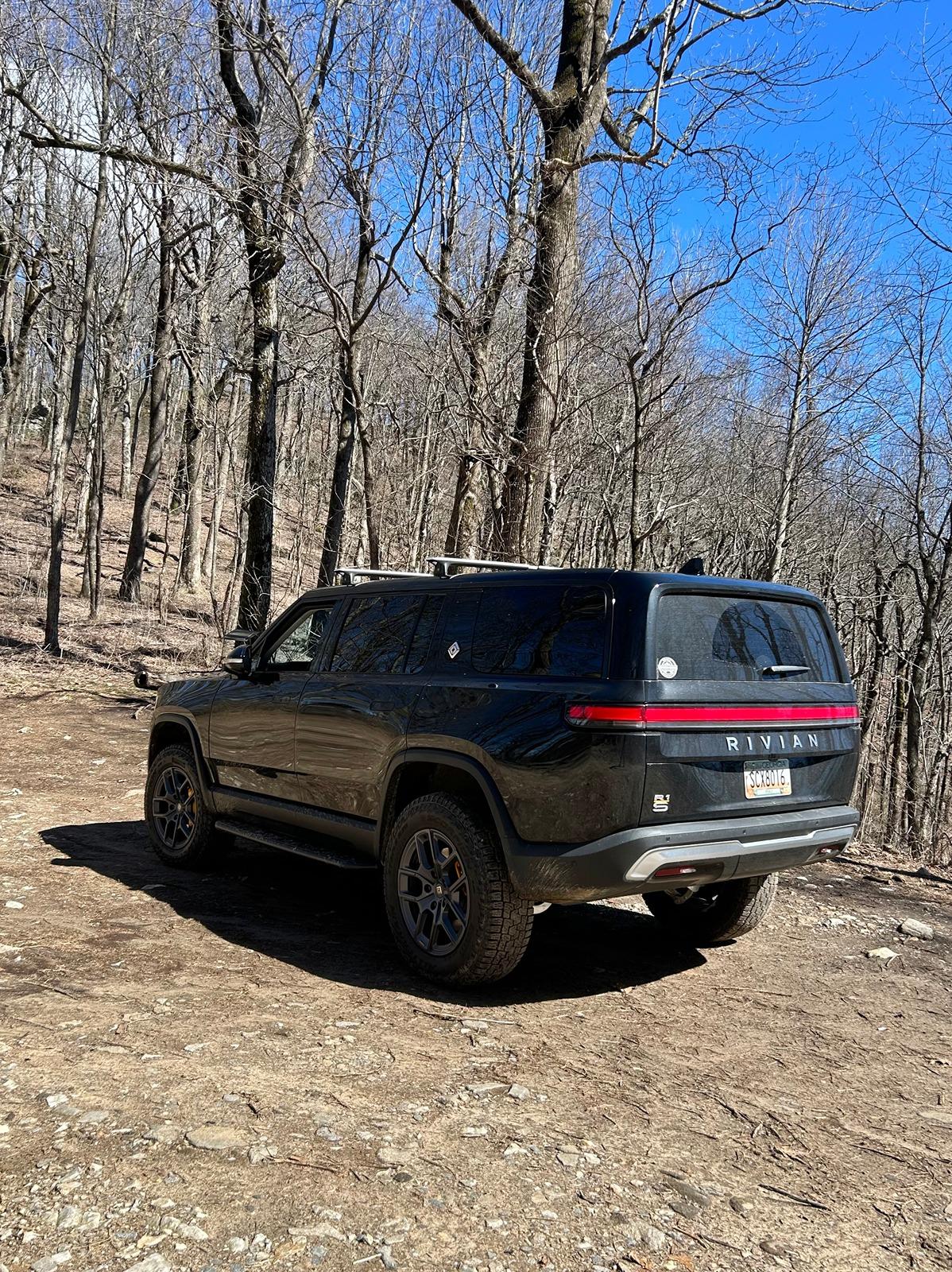 Rivian R1T R1S ATL_R1S Midnight Black Build IMG_1903