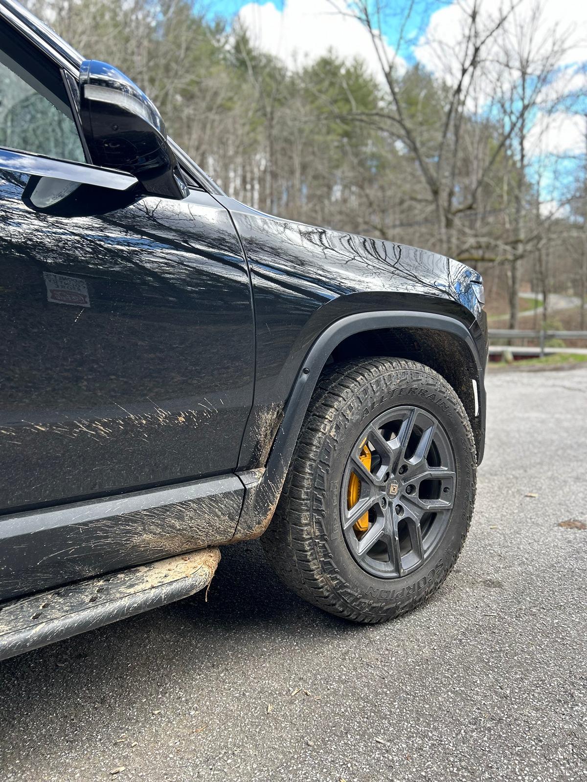 Rivian R1T R1S ATL_R1S Midnight Black Build IMG_1911