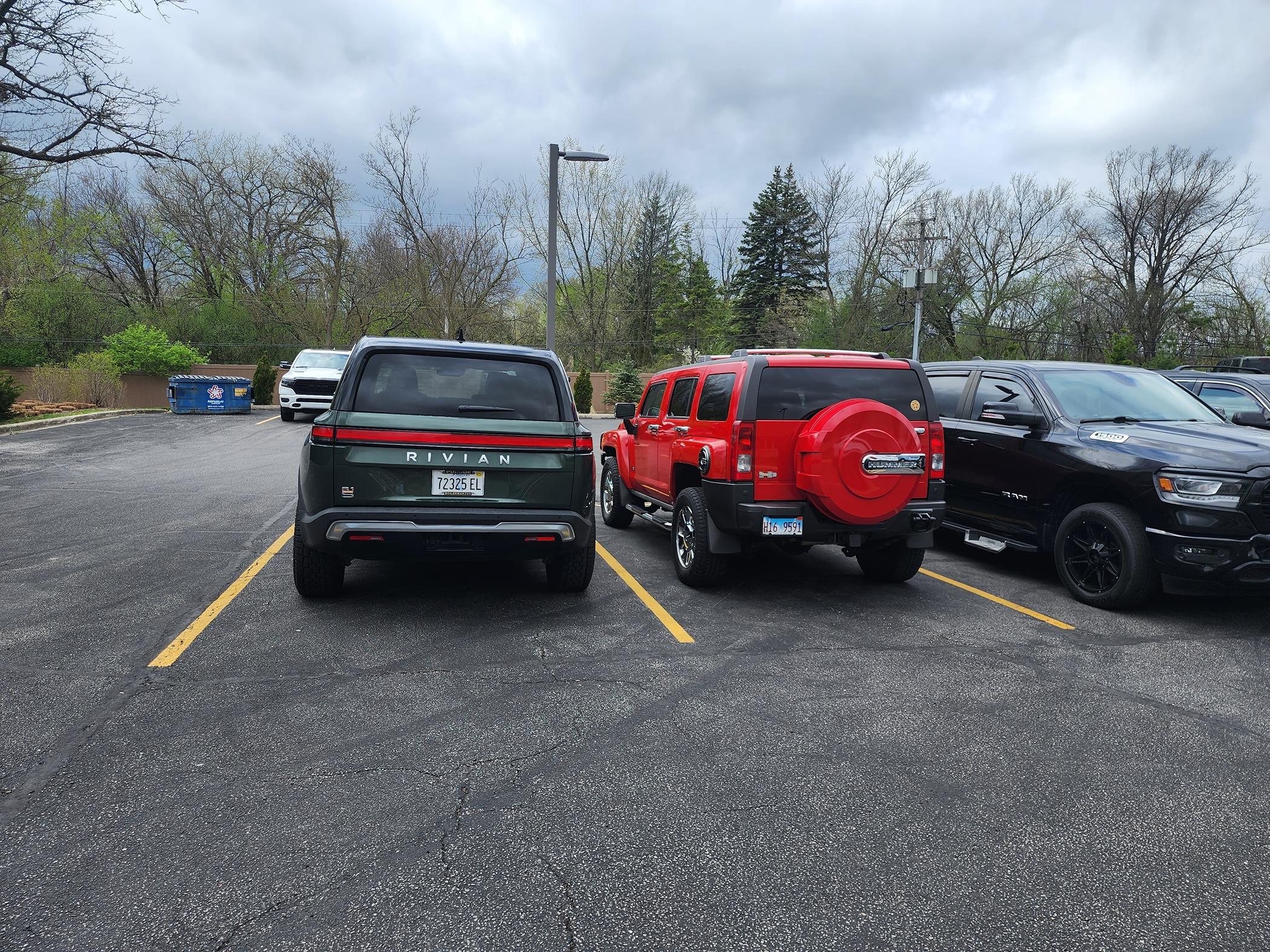 Rivian R1T R1S Rivian R1S next to Hummer H3 20240417_134803