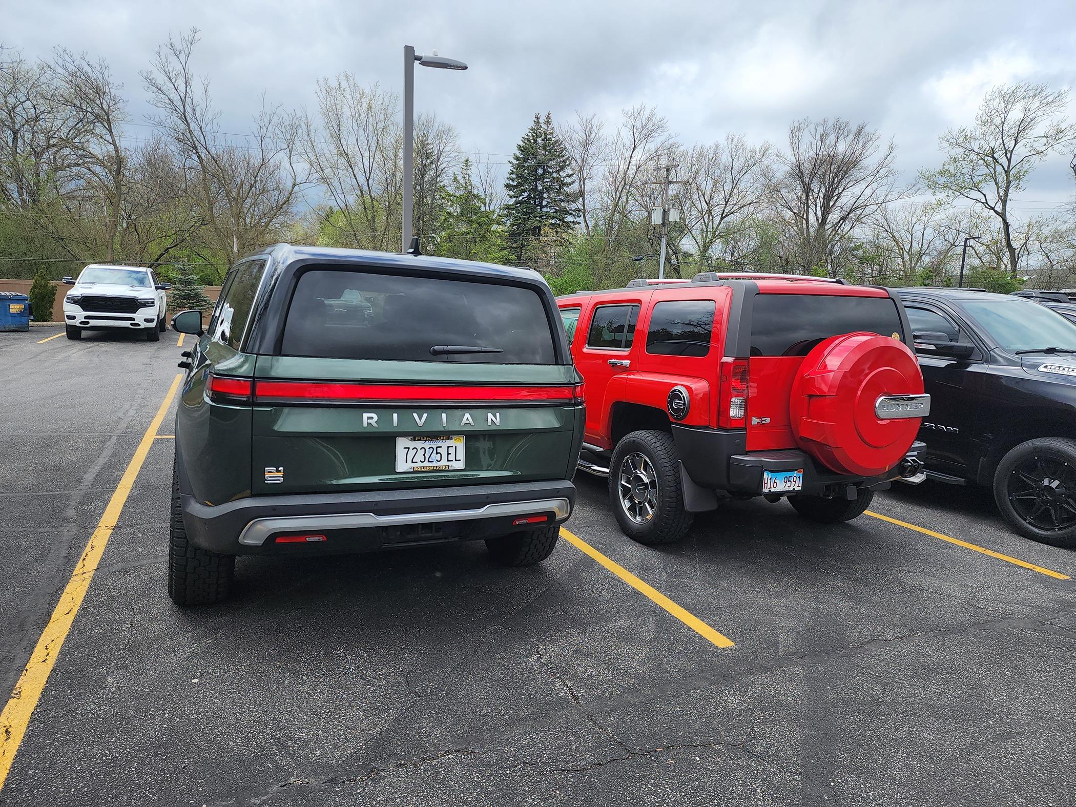 Rivian R1T R1S Rivian R1S next to Hummer H3 20240417_134806