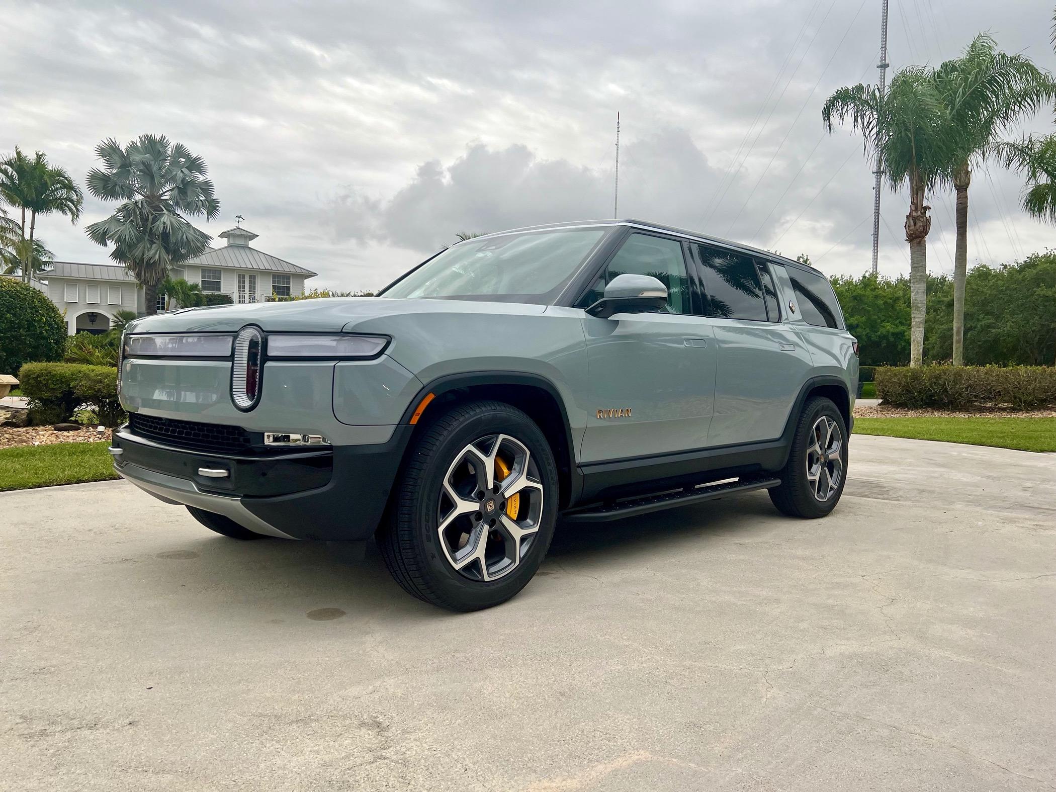 Rivian R1T R1S RealWheels EV Stainless Steel Running Boards IMG_4431