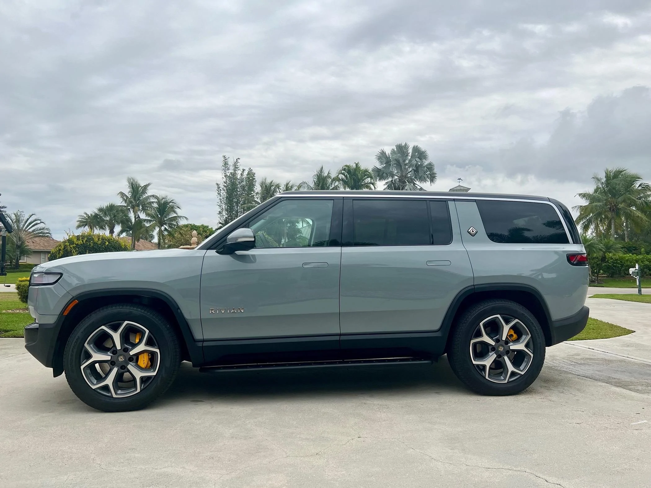 Rivian R1T R1S RealWheels EV Stainless Steel Running Boards IMG_4430