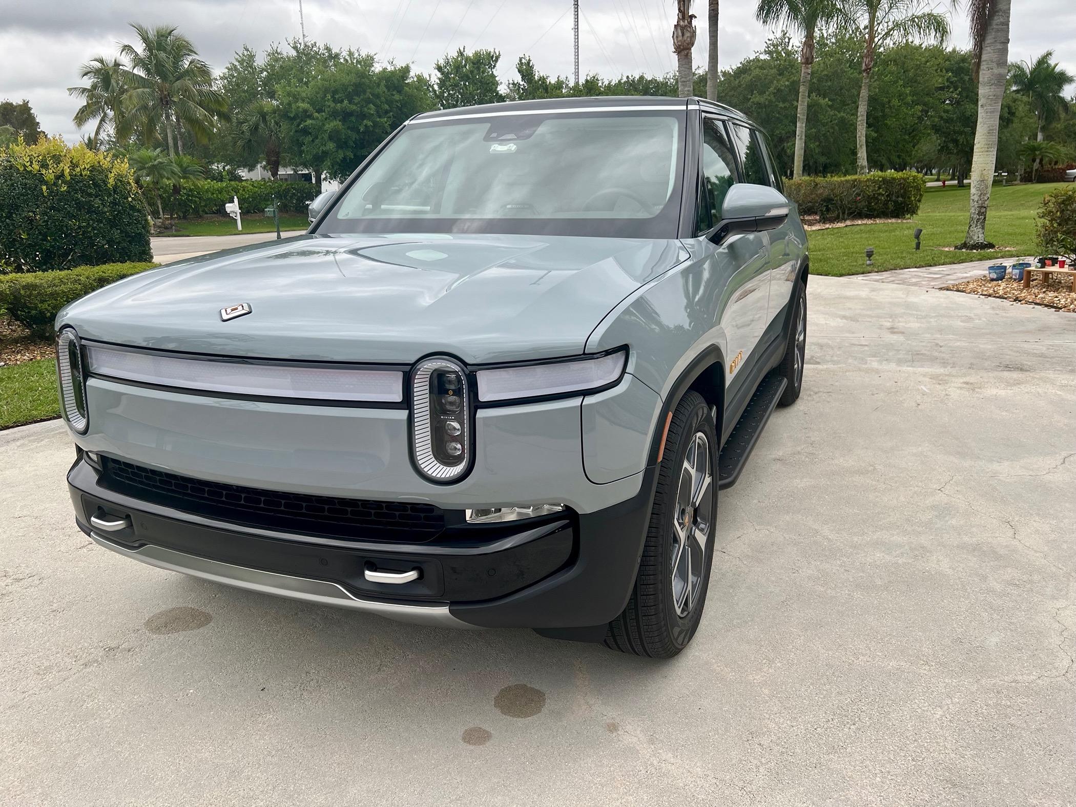 Rivian R1T R1S RealWheels EV Stainless Steel Running Boards IMG_4428