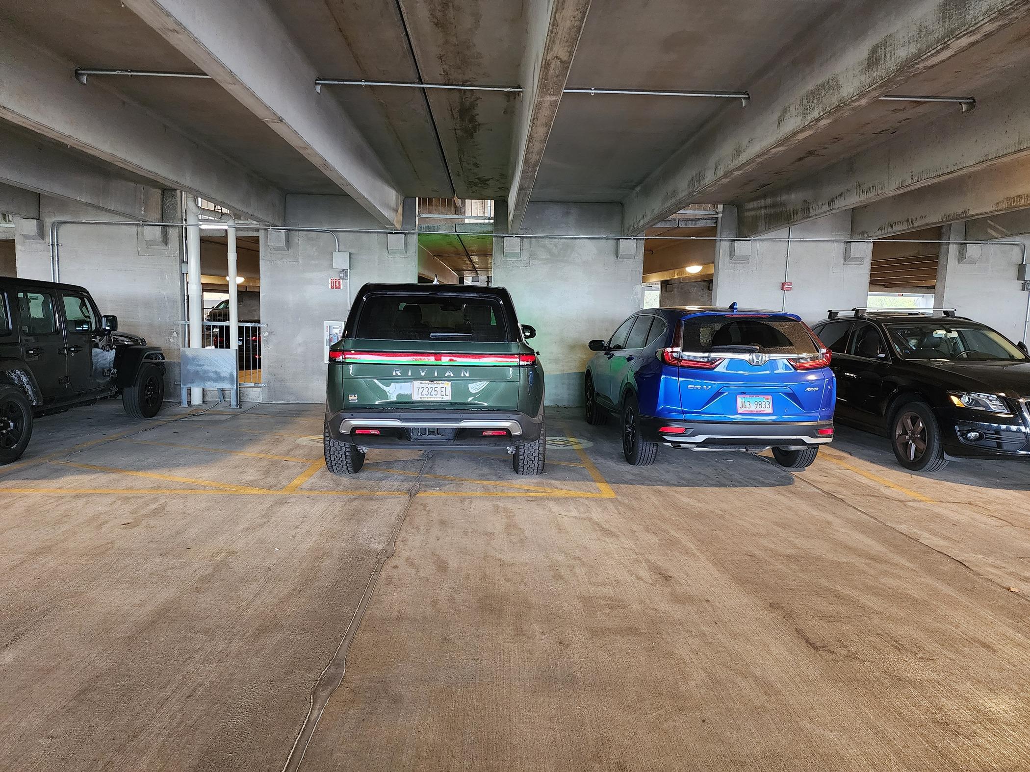 Rivian R1T R1S Rivian R1S next to Hummer H3 20240418_132222