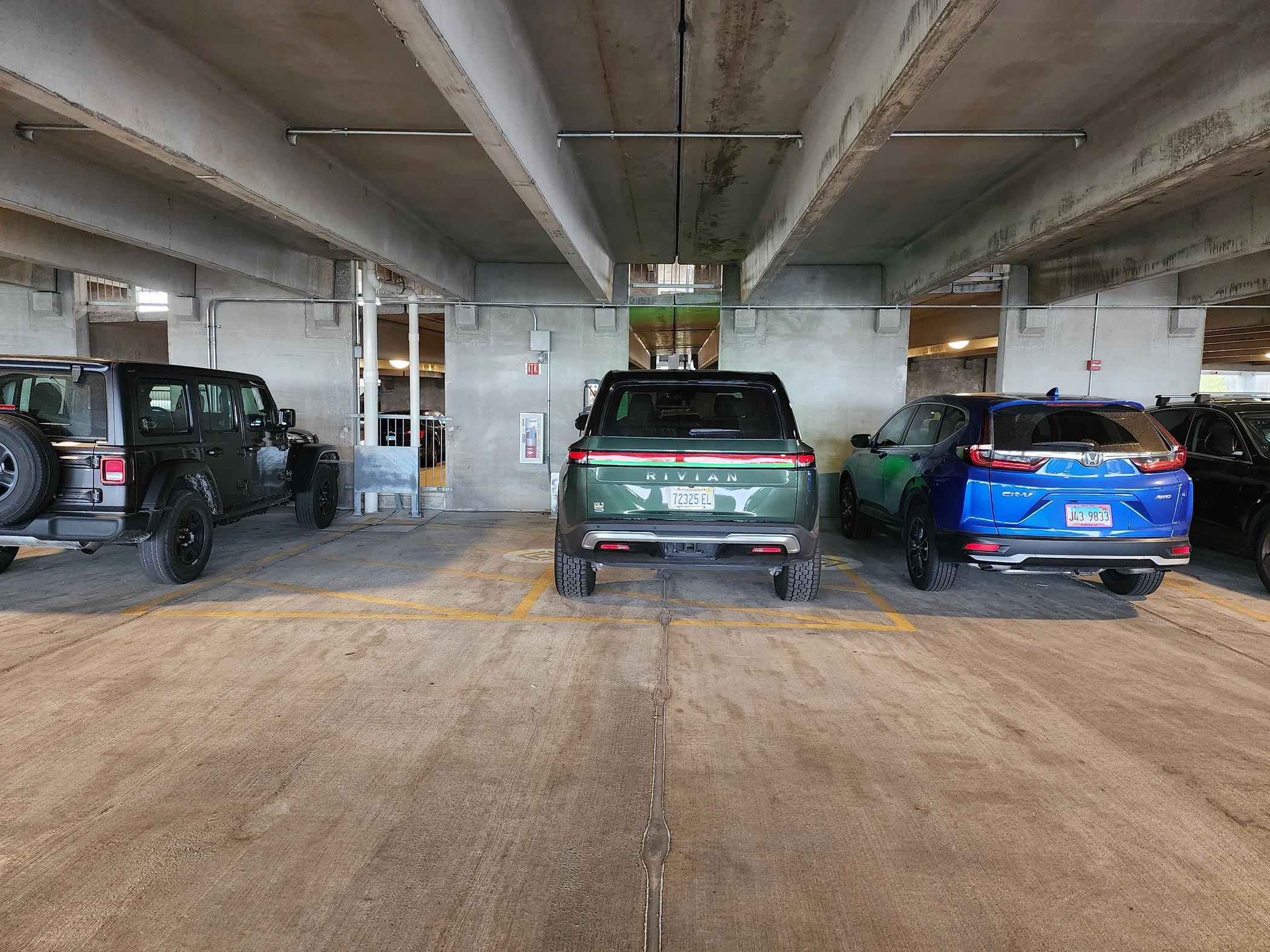 Rivian R1T R1S Rivian R1S next to Hummer H3 20240418_132258