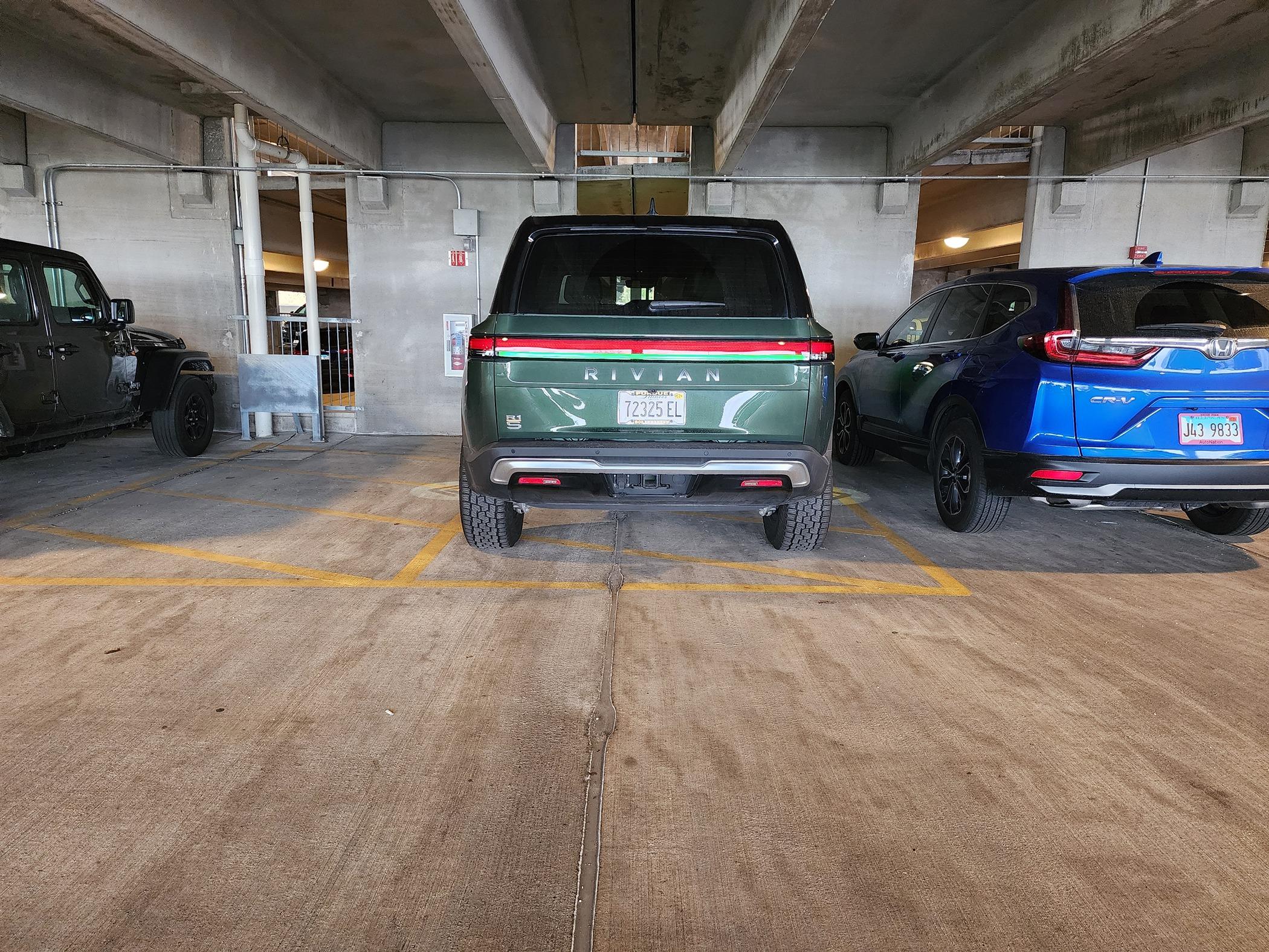 Rivian R1T R1S Rivian R1S next to Hummer H3 20240418_132315