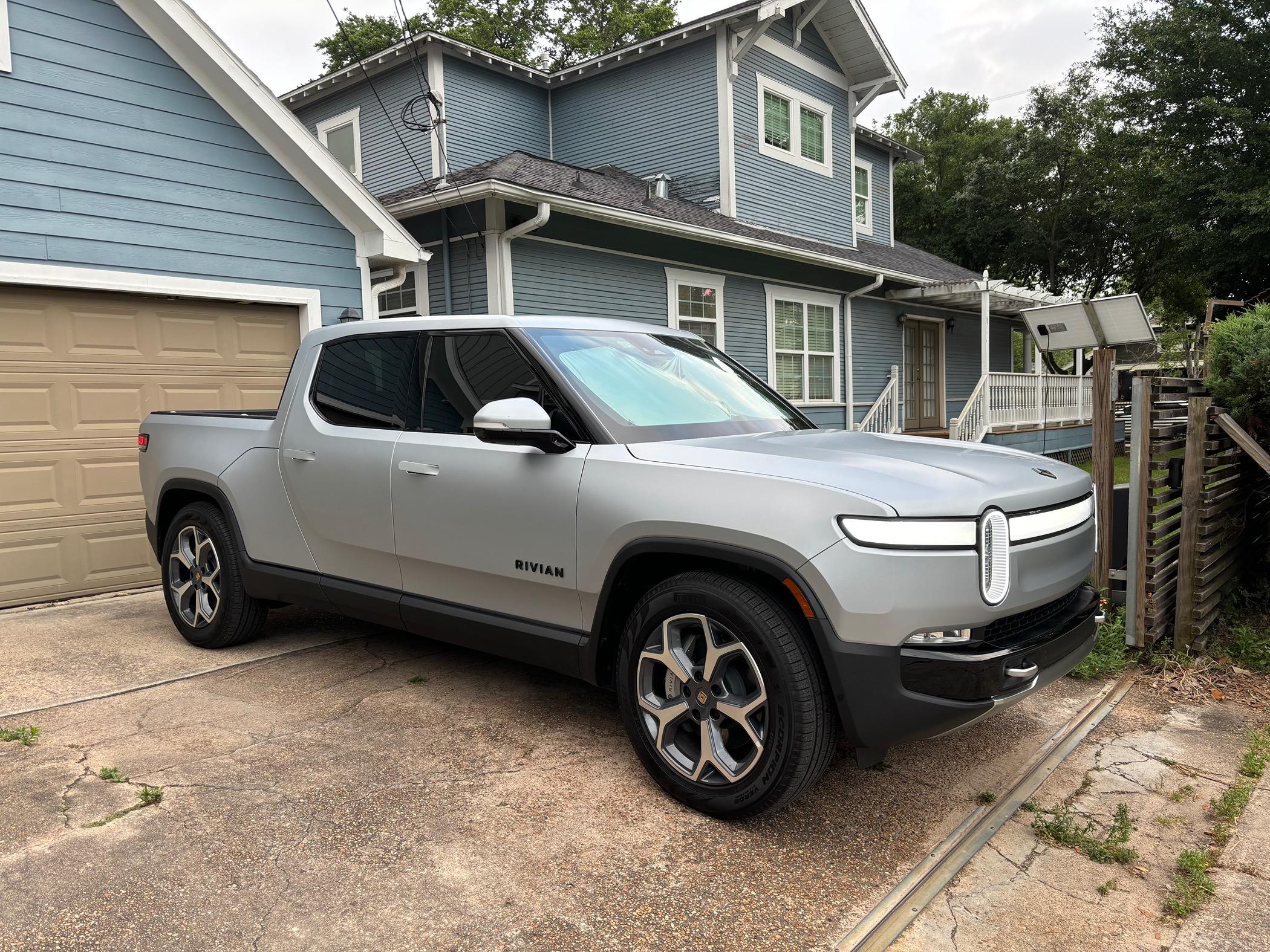 Rivian R1T R1S R1T at the house IMG_2836