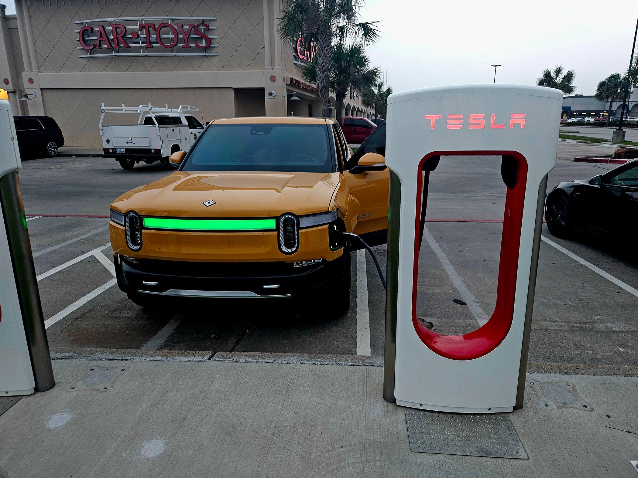 Rivian R1T R1S ? COMPASS YELLOW R1S  Photos 1000011089