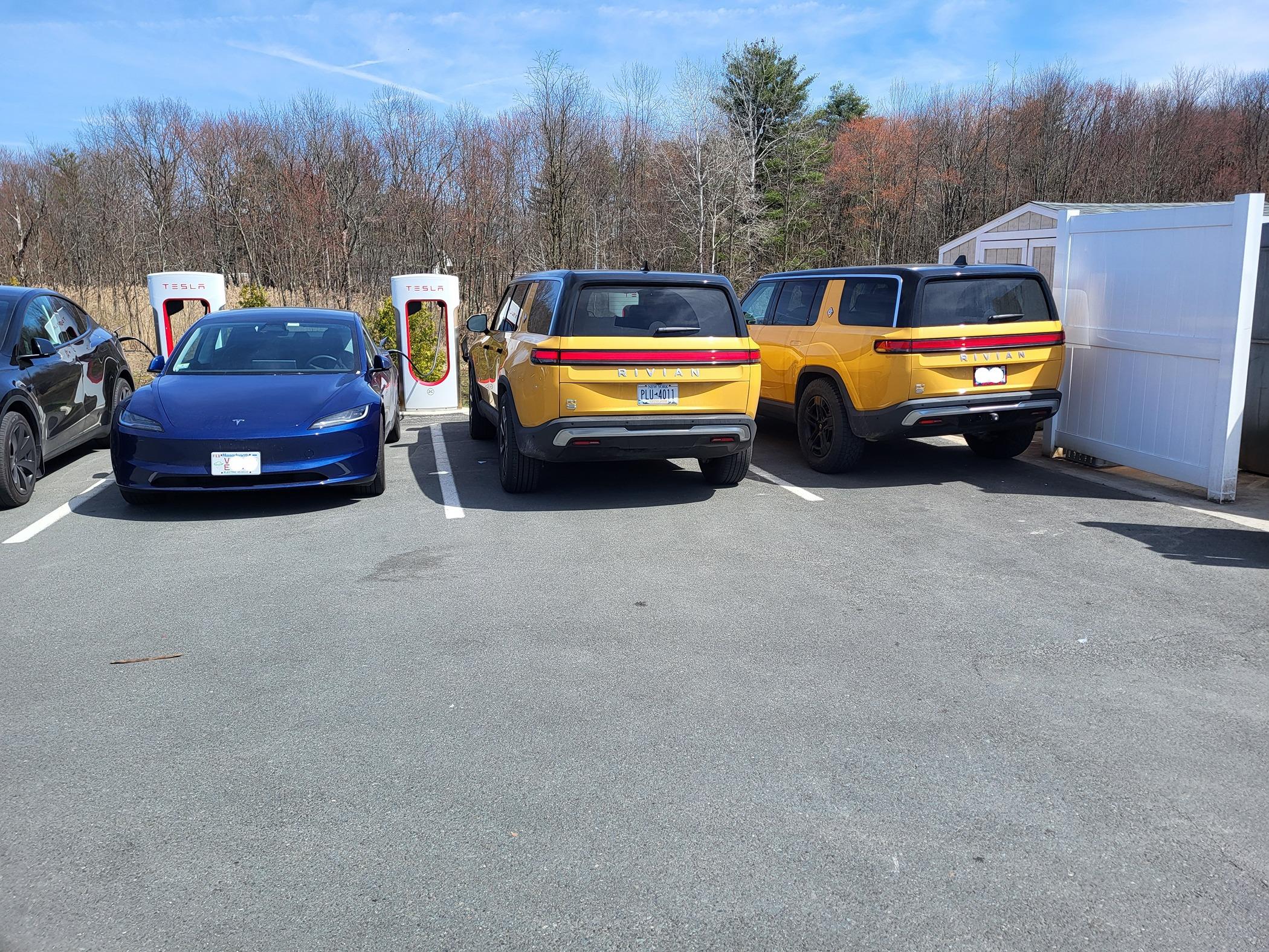 Rivian R1T R1S ? COMPASS YELLOW R1S  Photos 20240409_131811