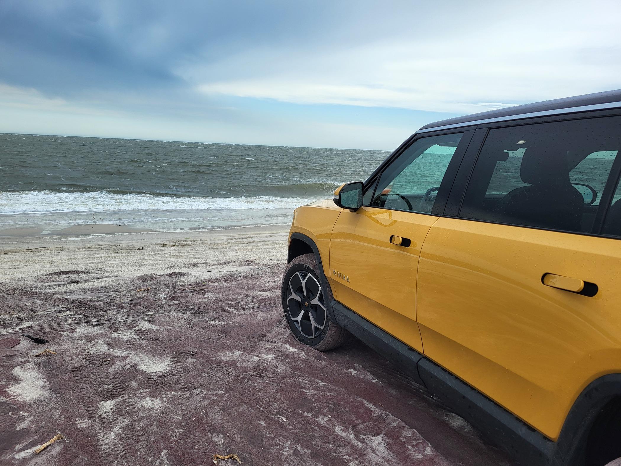 Rivian R1T R1S ? COMPASS YELLOW R1S  Photos 20240414_141103