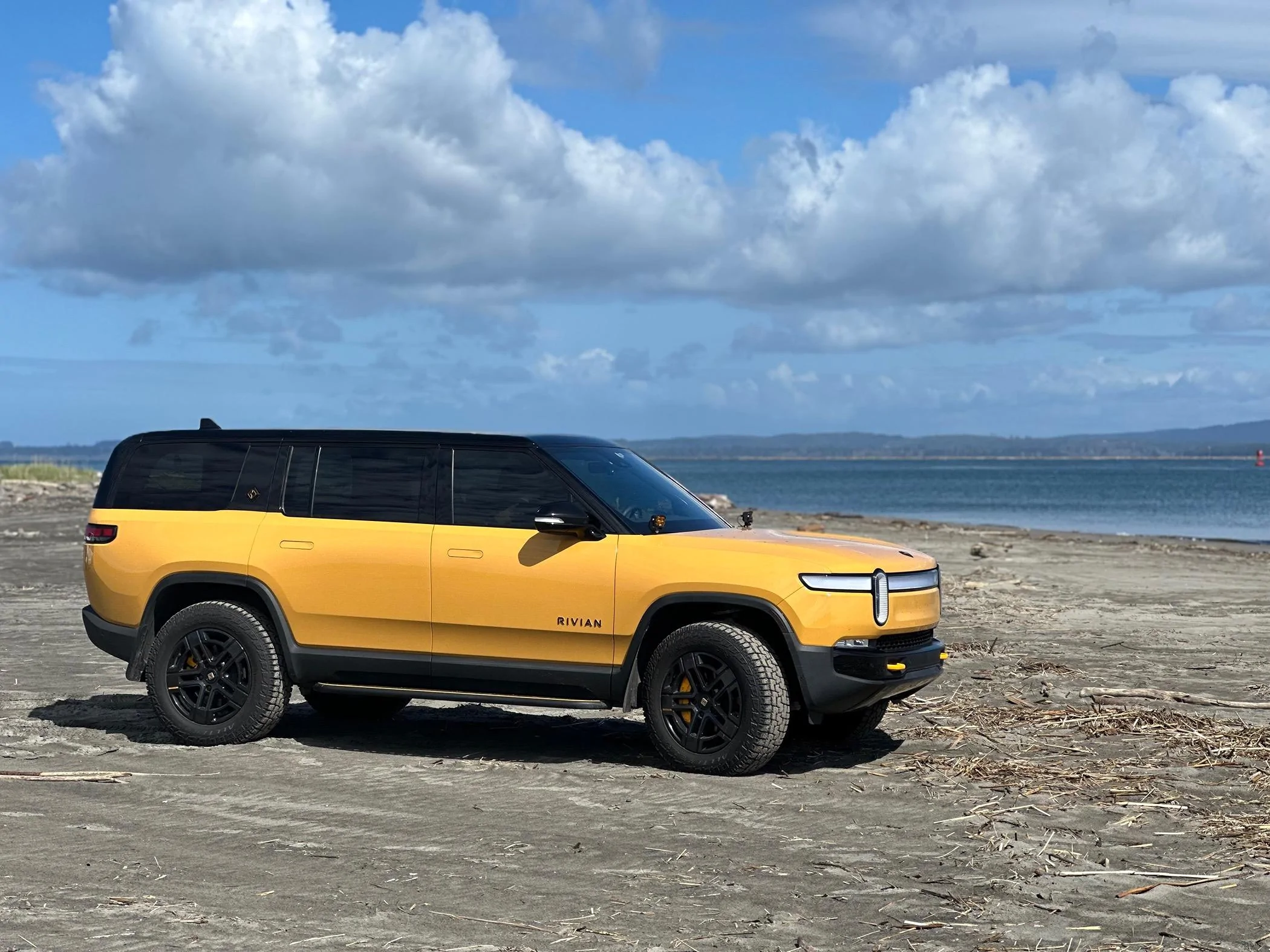 Rivian R1T R1S ? COMPASS YELLOW R1S  Photos IMG_4287