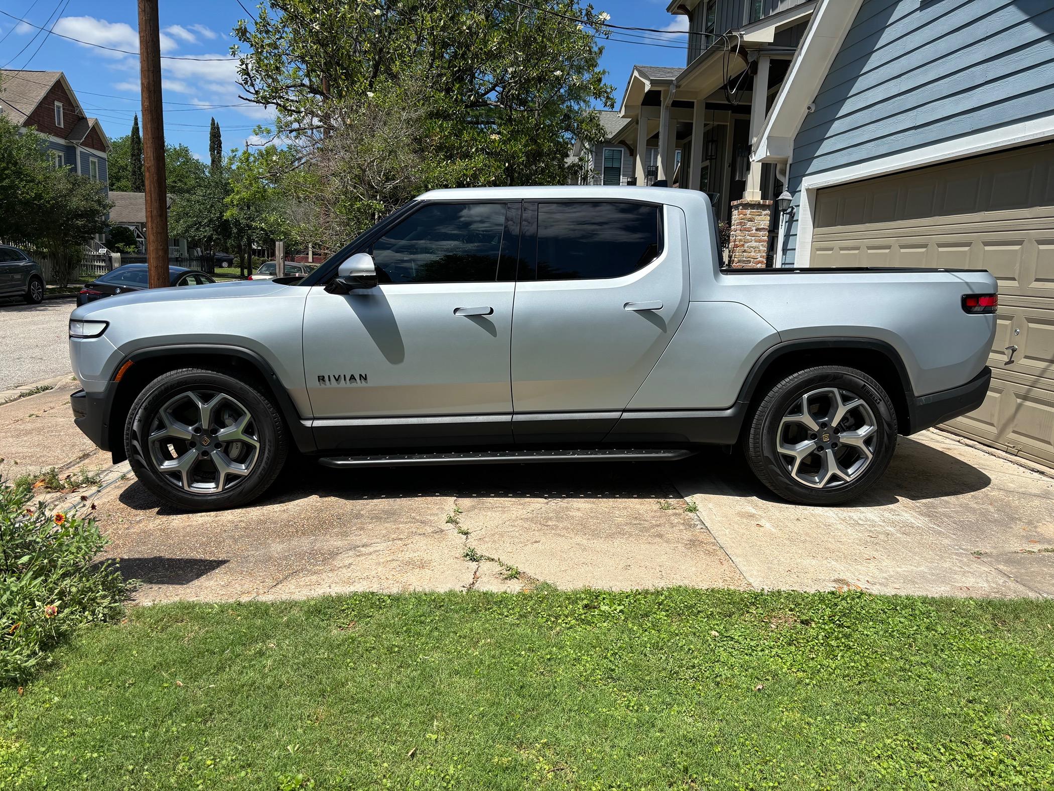 Rivian R1T R1S RealWheels EV Stainless Steel Running Boards IMG_2843