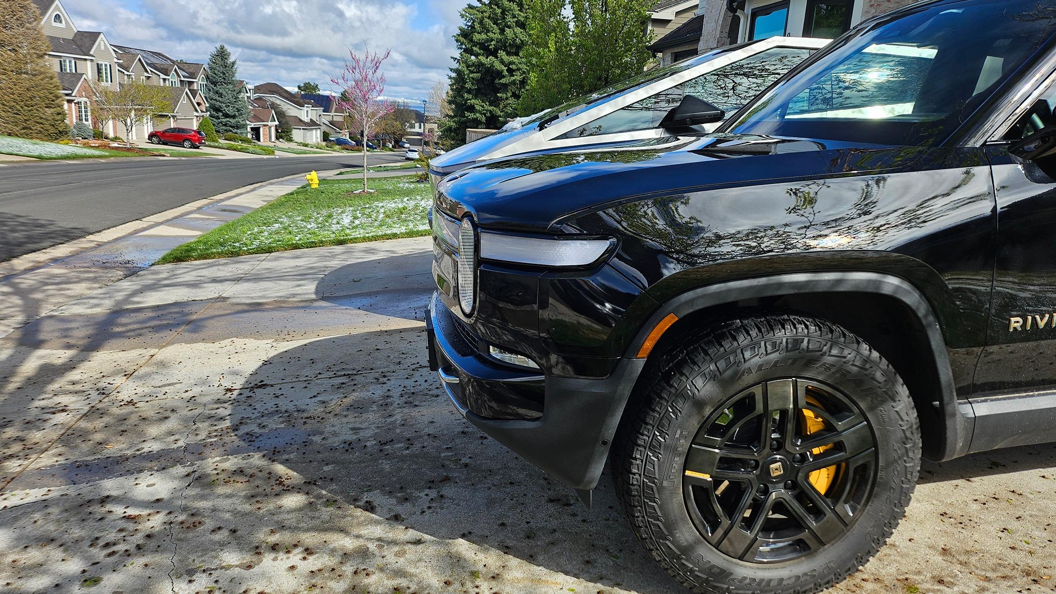Rivian R1T R1S R1T vs Cybertruck size comparison 20240428_092401