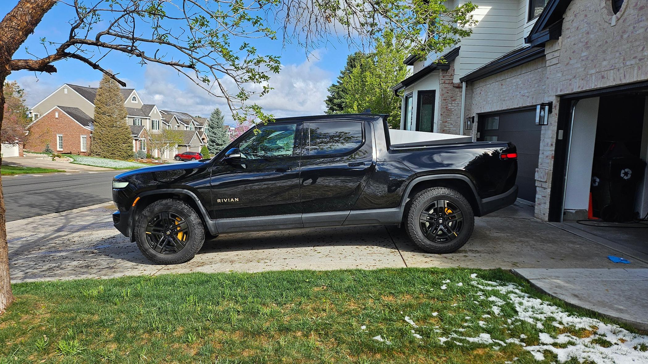Rivian R1T R1S R1T vs Cybertruck size comparison 20240428_092326