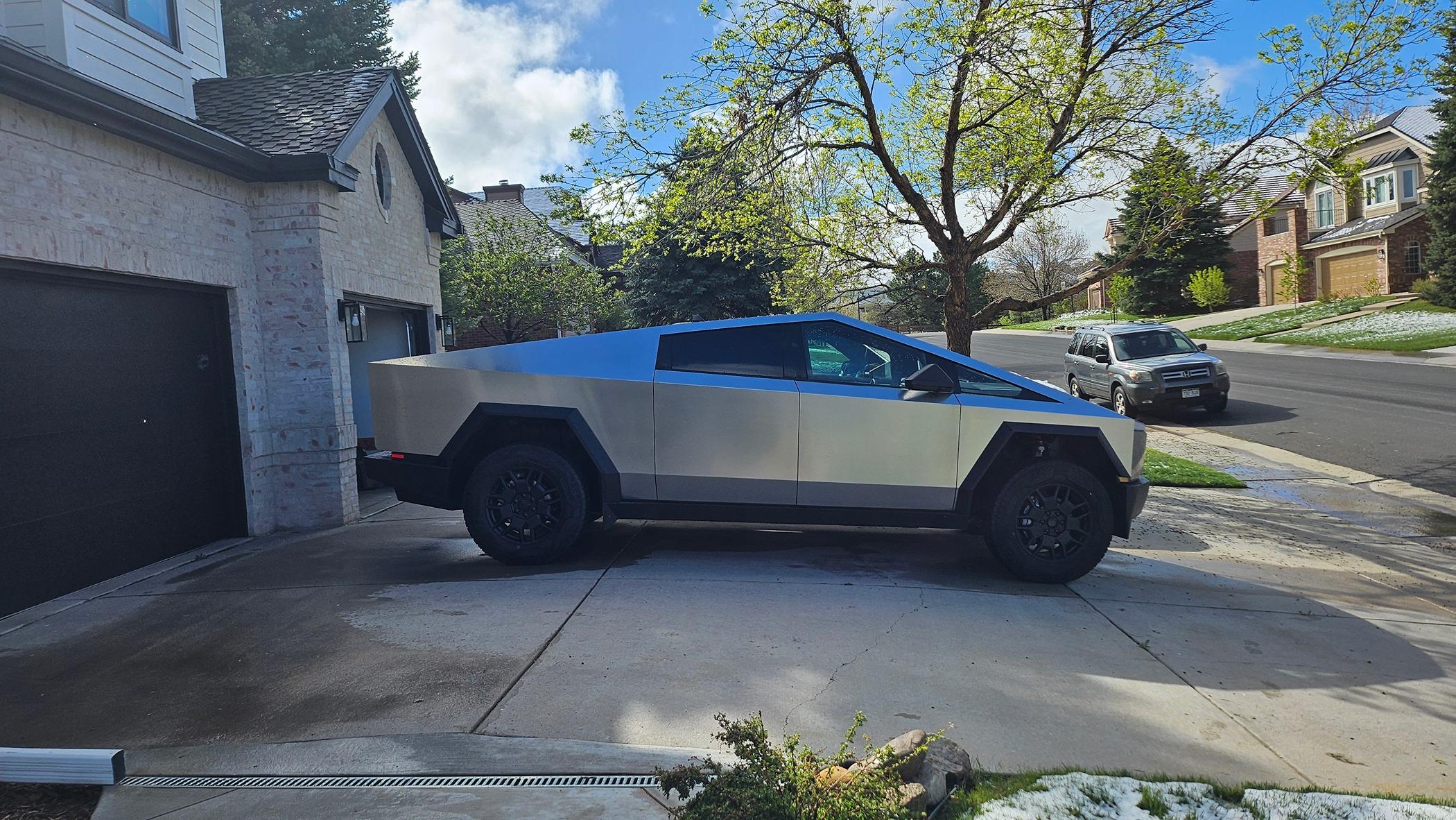 Rivian R1T R1S R1T vs Cybertruck size comparison 20240428_092417