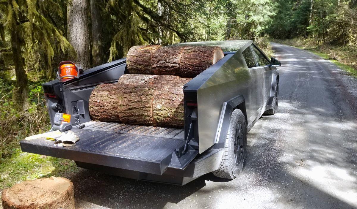 Rivian R1T R1S R1T vs Cybertruck size comparison 20240422_133253crsm