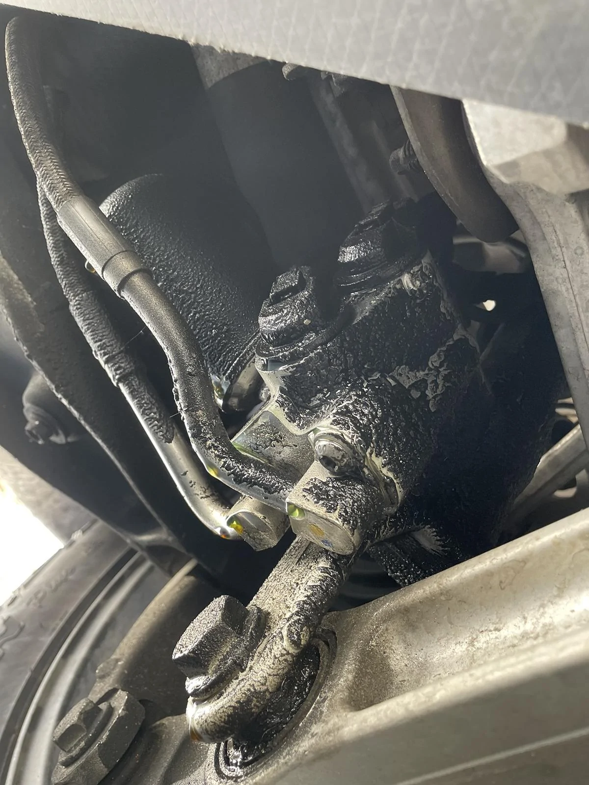 Rivian R1T R1S Leaking (hydraulic?) fluid above rear control arm pivot point. IMG_2510