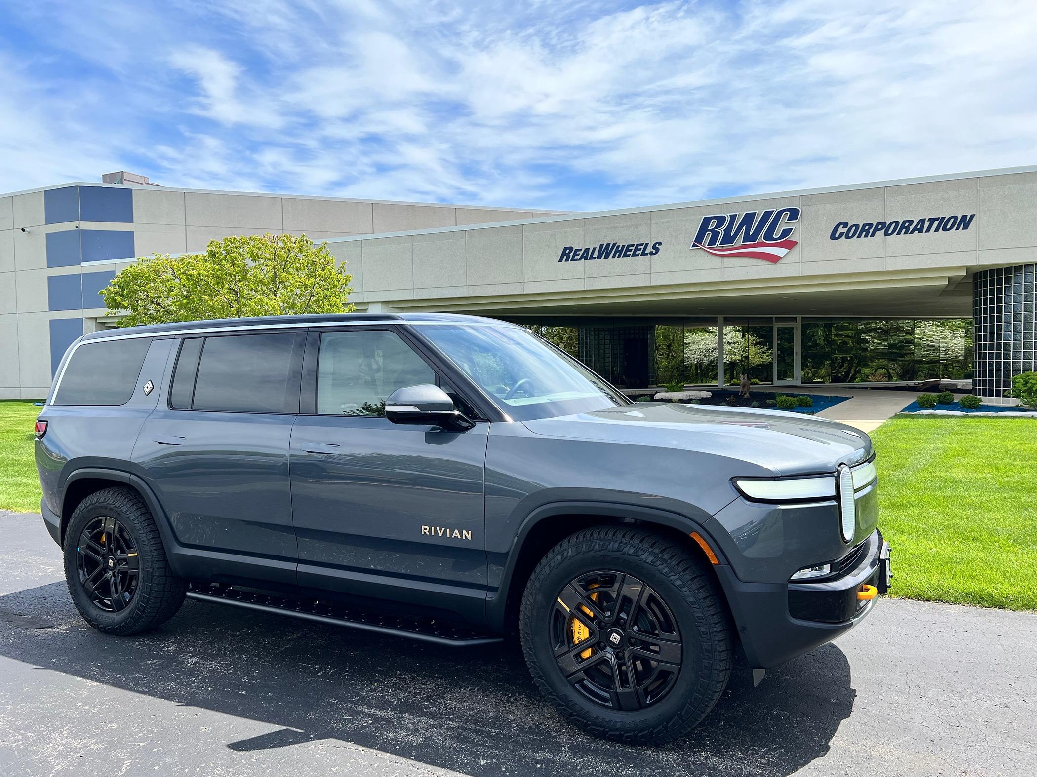 Rivian R1T R1S RealWheels EV Stainless Steel Running Boards IMG_4679
