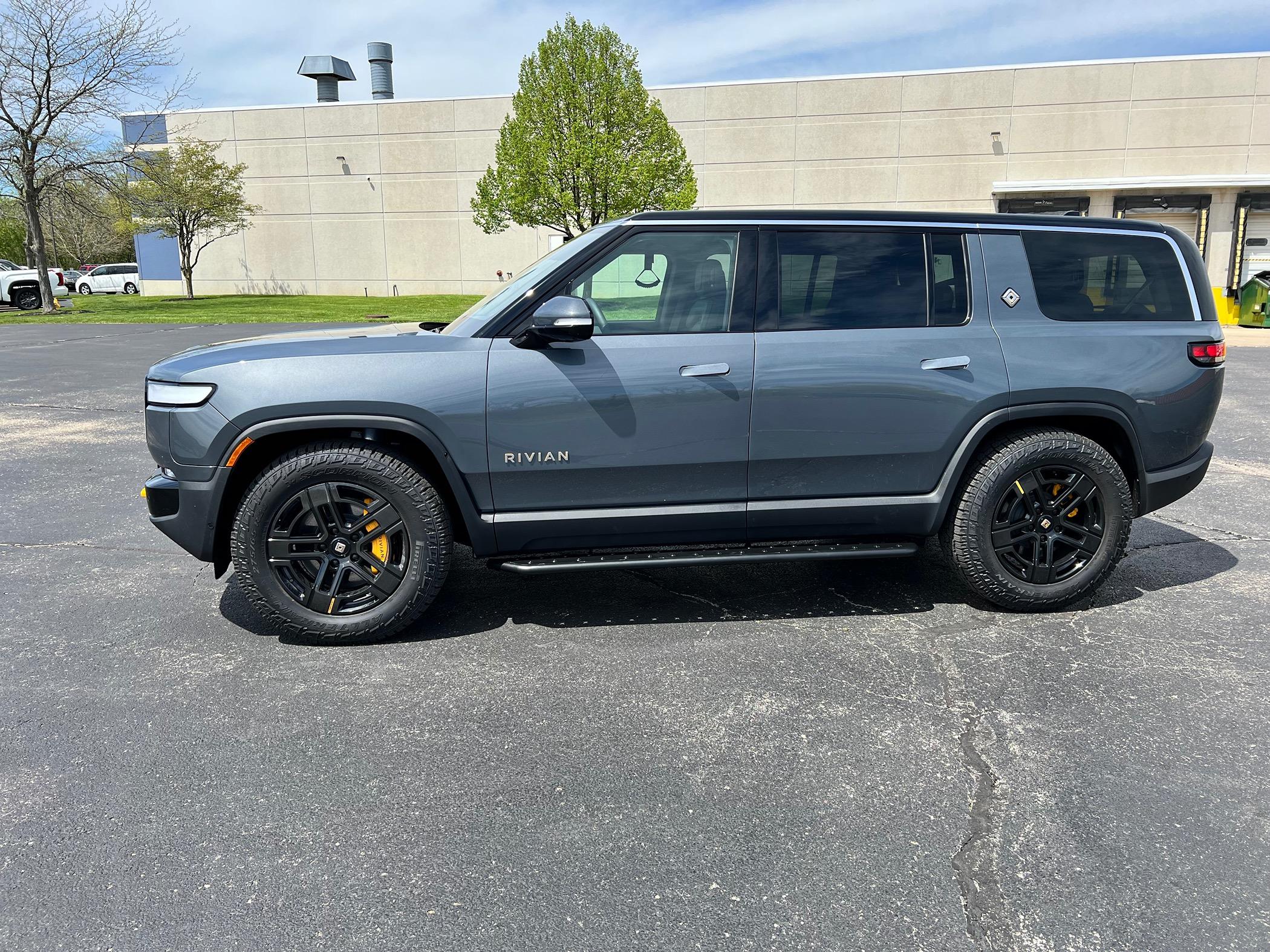 Rivian R1T R1S RealWheels EV Stainless Steel Running Boards IMG_4673
