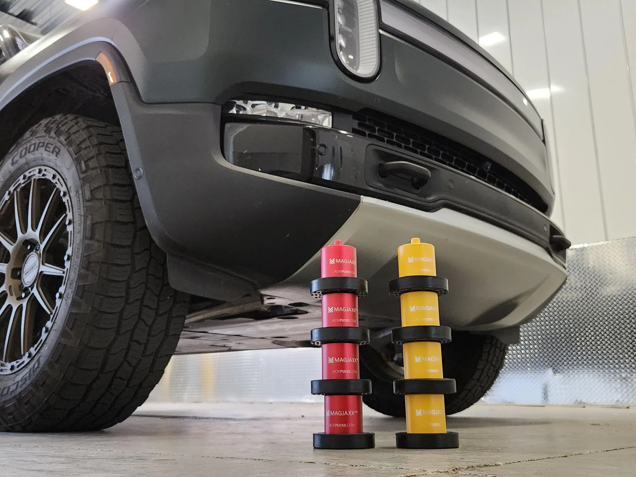 Rivian R1T R1S Rotating tires / lifting truck 20231007_083042