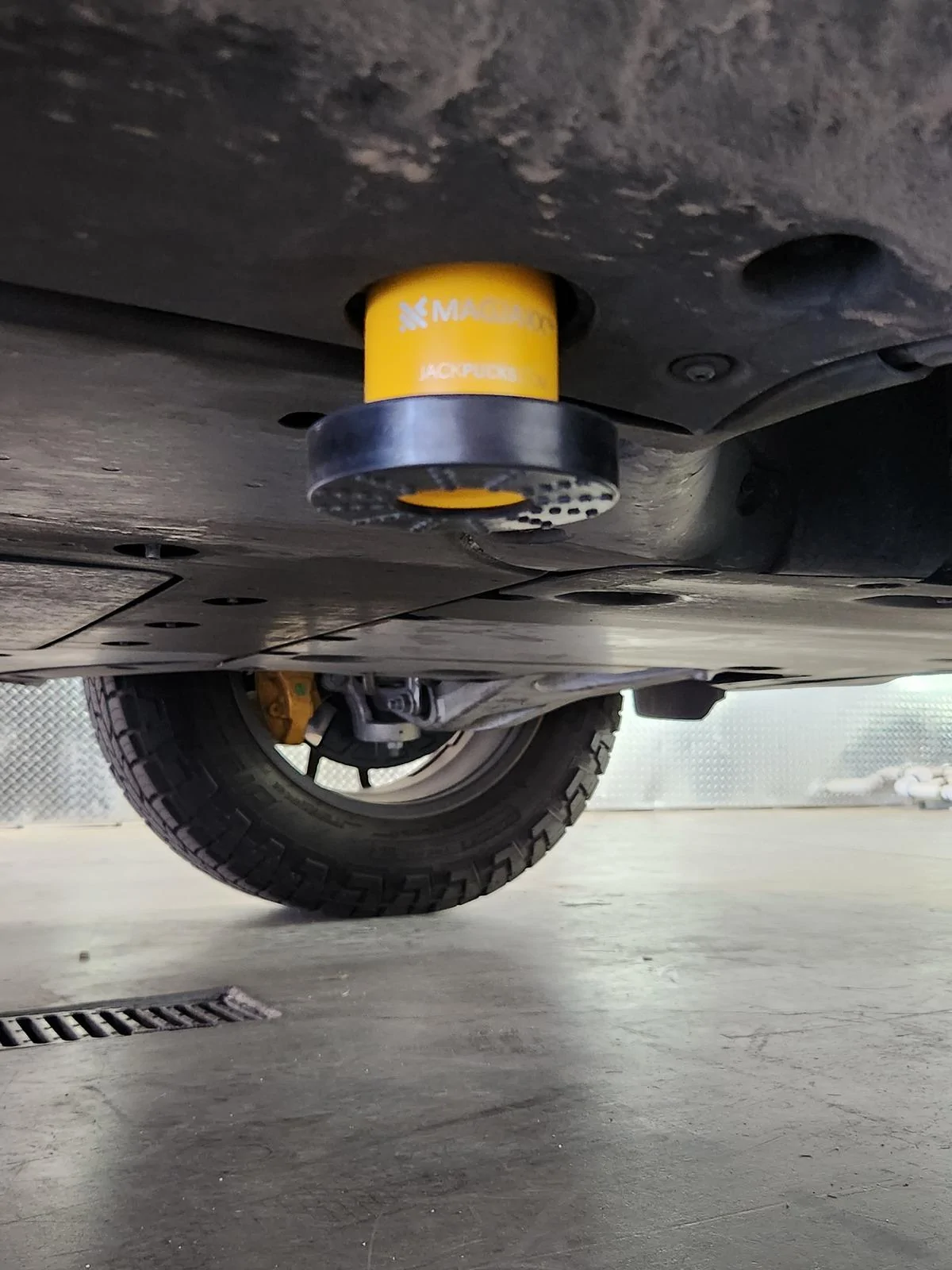 Rivian R1T R1S Rotating tires / lifting truck 20231007_083353