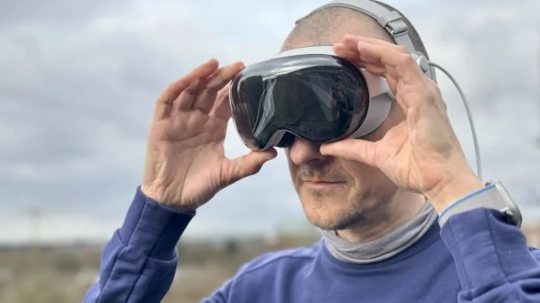 Rivian R1T R1S Apple & Rivian Reportedly in Partnership Talks vision-pro-tre-2-f6610107aba1f4a5
