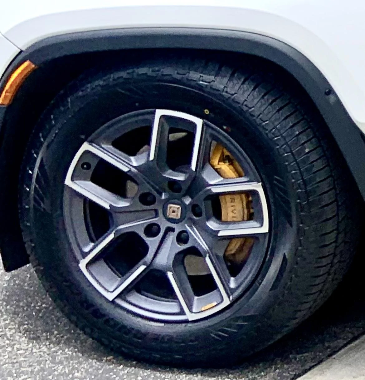 Rivian R1T R1S YOKOHAMA GEOLANDAR CV 4S | 275/60R20 - 116H - 660AA - 3PMSF IMG_3538
