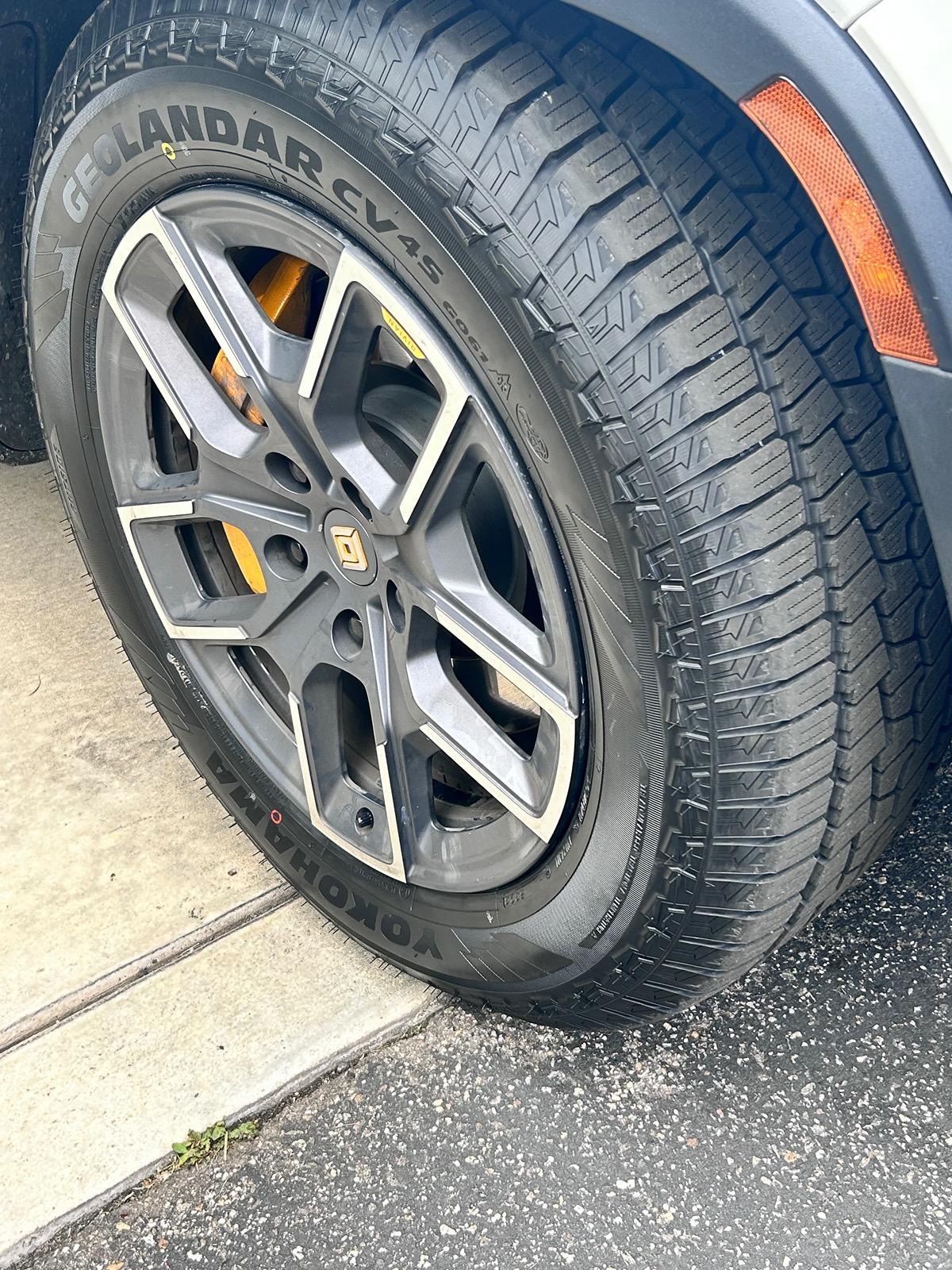 Rivian R1T R1S YOKOHAMA GEOLANDAR CV 4S | 275/60R20 - 116H - 660AA - 3PMSF IMG_3544