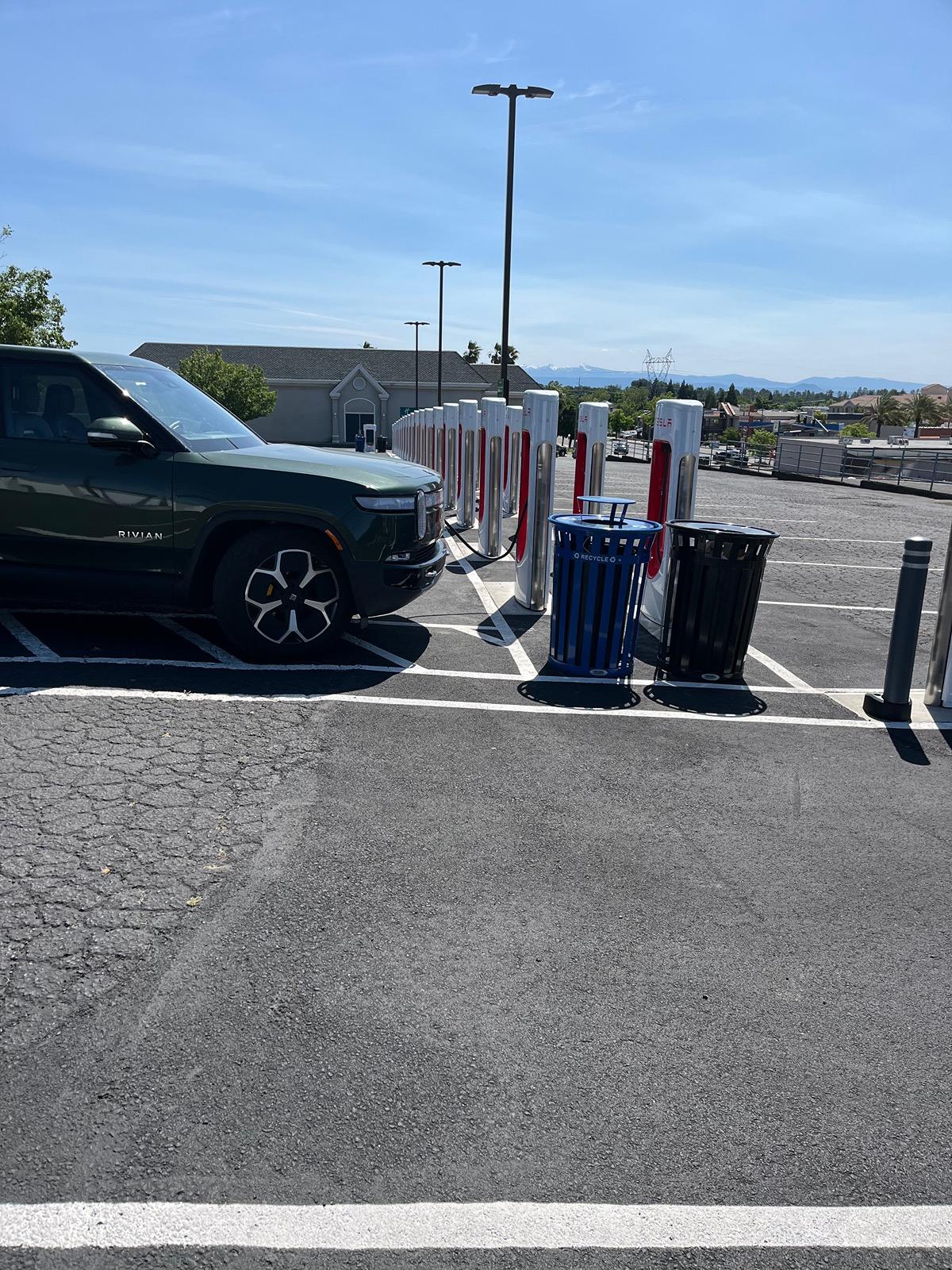Rivian R1T R1S Conflict at the Supercharger IMG_1715