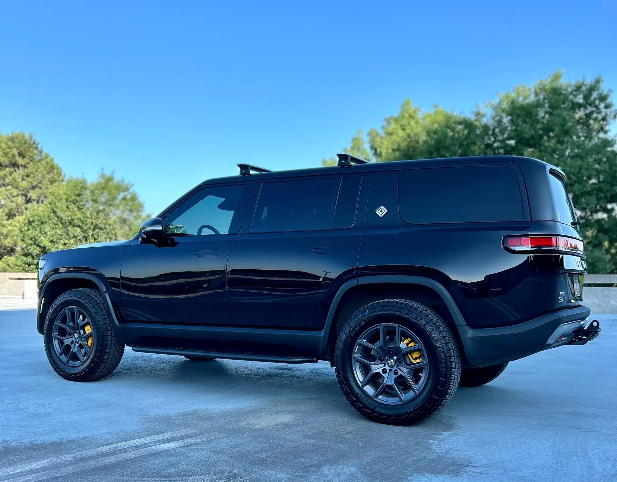 Rivian R1T R1S ATL_R1S Midnight Black Build IMG_2470
