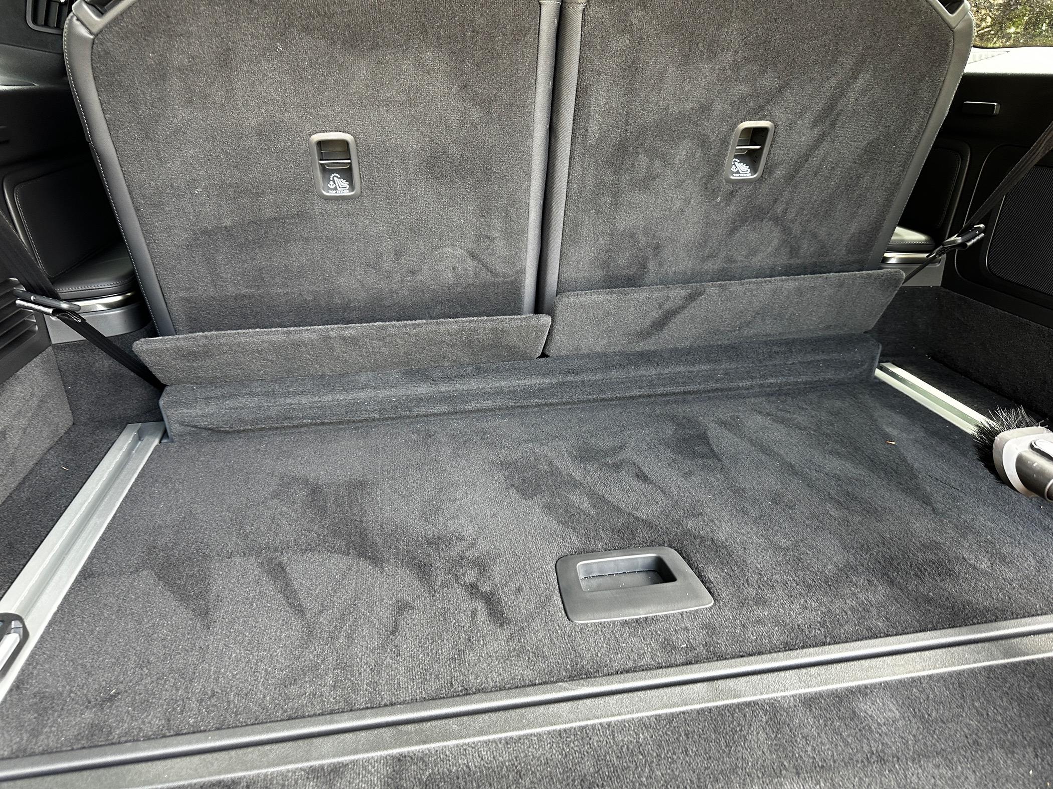 Rivian R1T R1S Where's this rubber piece from? (R1S tailgate area) IMG_0046