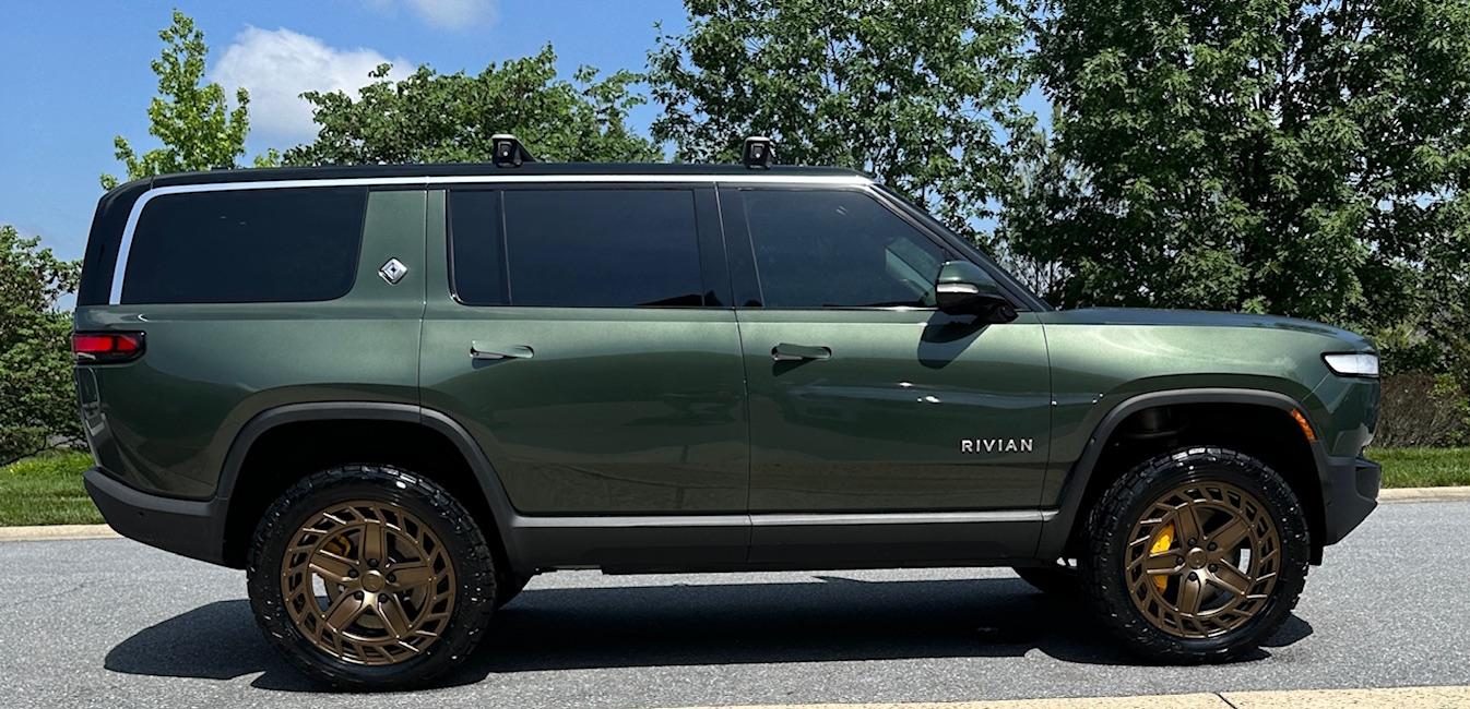 Rivian R1T R1S Rotating tires / lifting truck IMG_2049