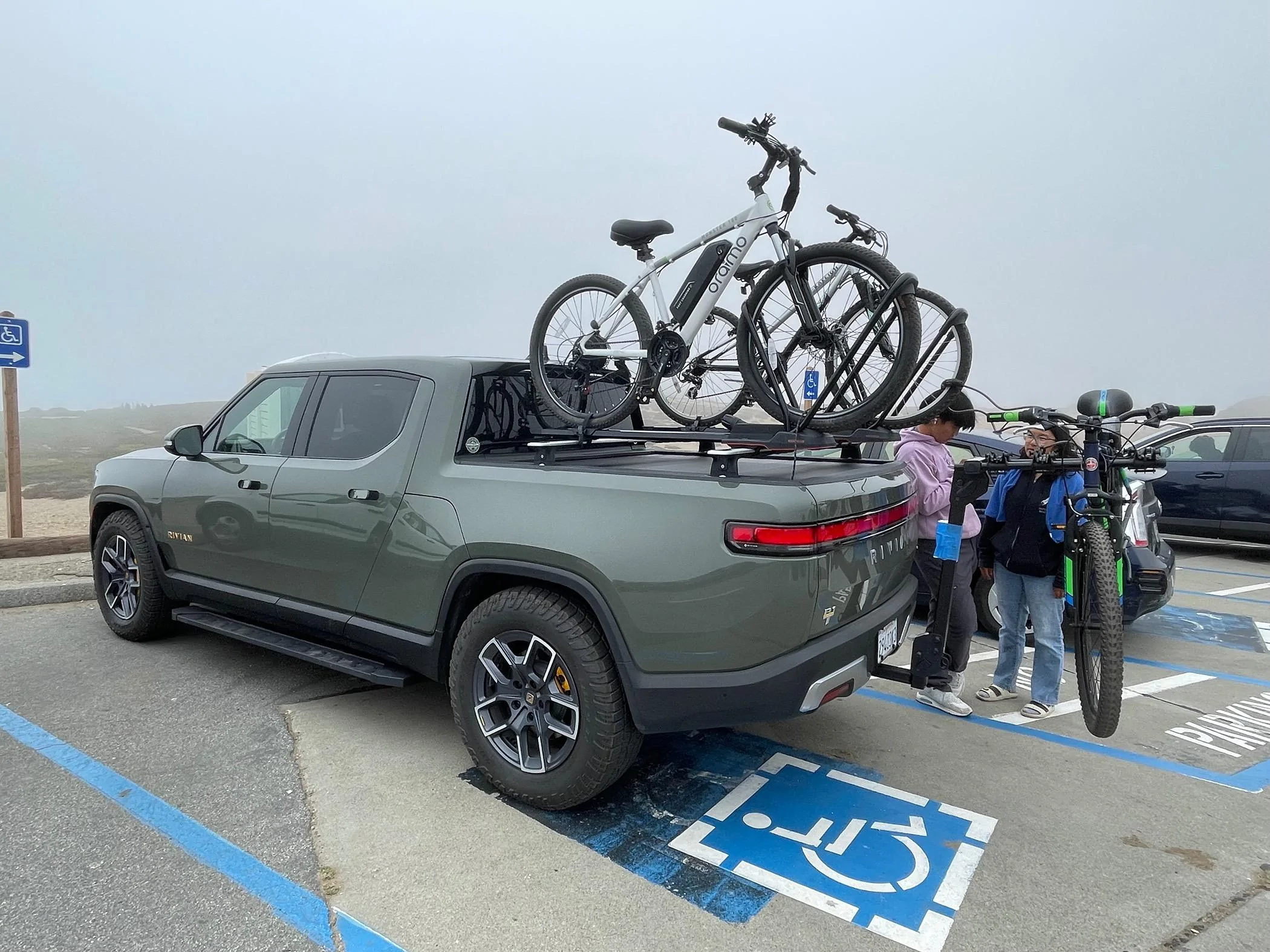 Rivian R1T R1S Recommendation needed: bike rack/mount compatible with Rivian crossbars IMG_2233