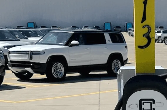 Rivian R1T R1S New R1 Refresh spotted photos! [Updated w/ New Wheel Aero Covers pic] 1717010969051-87