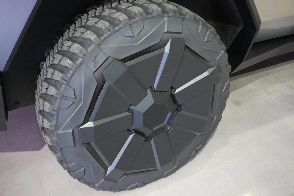 Rivian R1T R1S New R1 Refresh spotted photos! [Updated w/ New Wheel Aero Covers pic] 1717088931483-gd