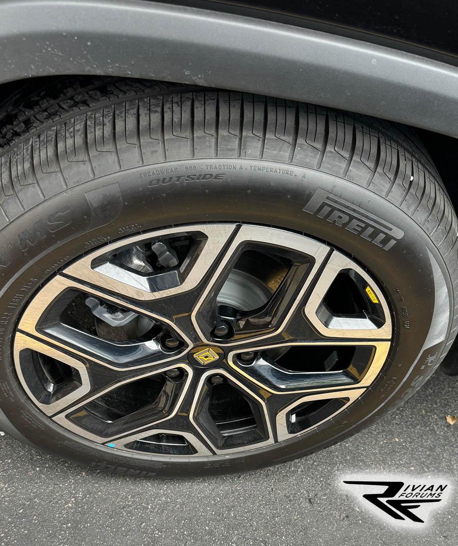 Rivian R1T R1S First comparison look: Refreshed R1 facelift vs. Pre-Refresh model IMG_9194