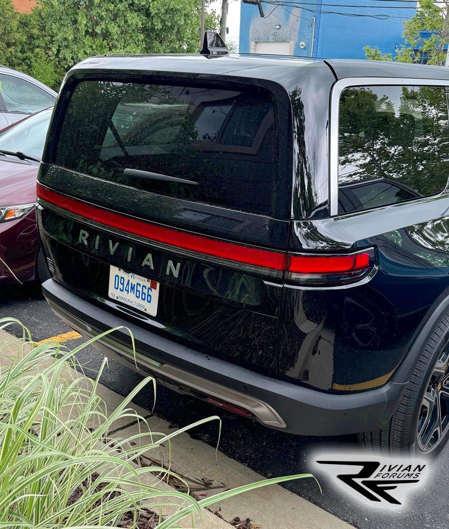 Rivian R1T R1S First comparison look: Refreshed R1 facelift vs. Pre-Refresh model rivian pre-facelift vs facelift r1 refresh r1t r1s