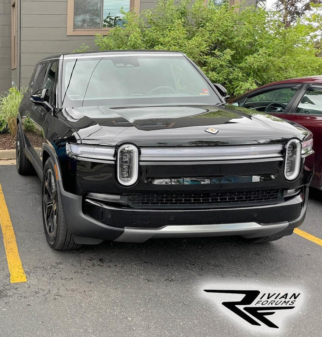 First comparison look: Refreshed R1 facelift vs. Pre-Refresh model ...