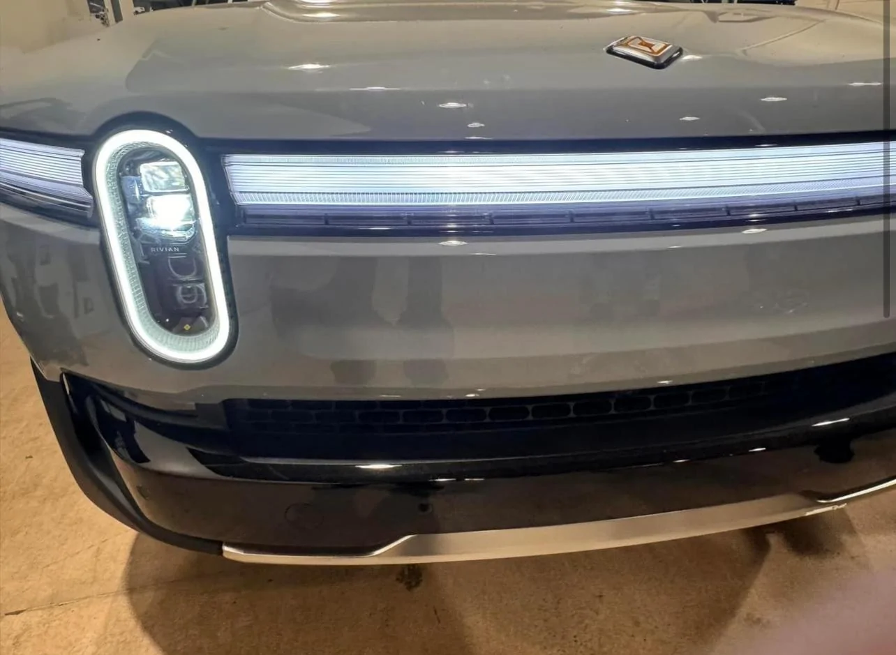 Rivian R1T R1S New Pics -- R1 Refresh Light Bar / Headlights / Frunk / Interior Lighting Themes! IMG_0652